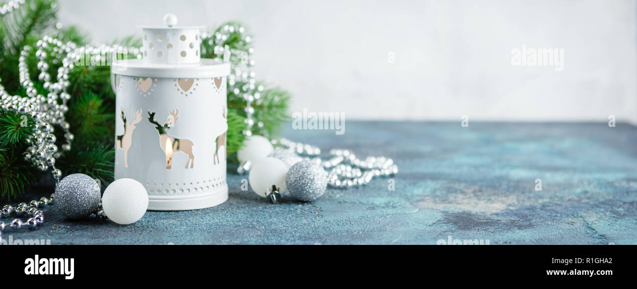 Estilo escandinavo decoraciones de Navidad o Año Nuevo - blanco bolas de vidrio y juguetes, decoración en madera, piso de madera, luz de ciervos y pocket whatche Foto de stock