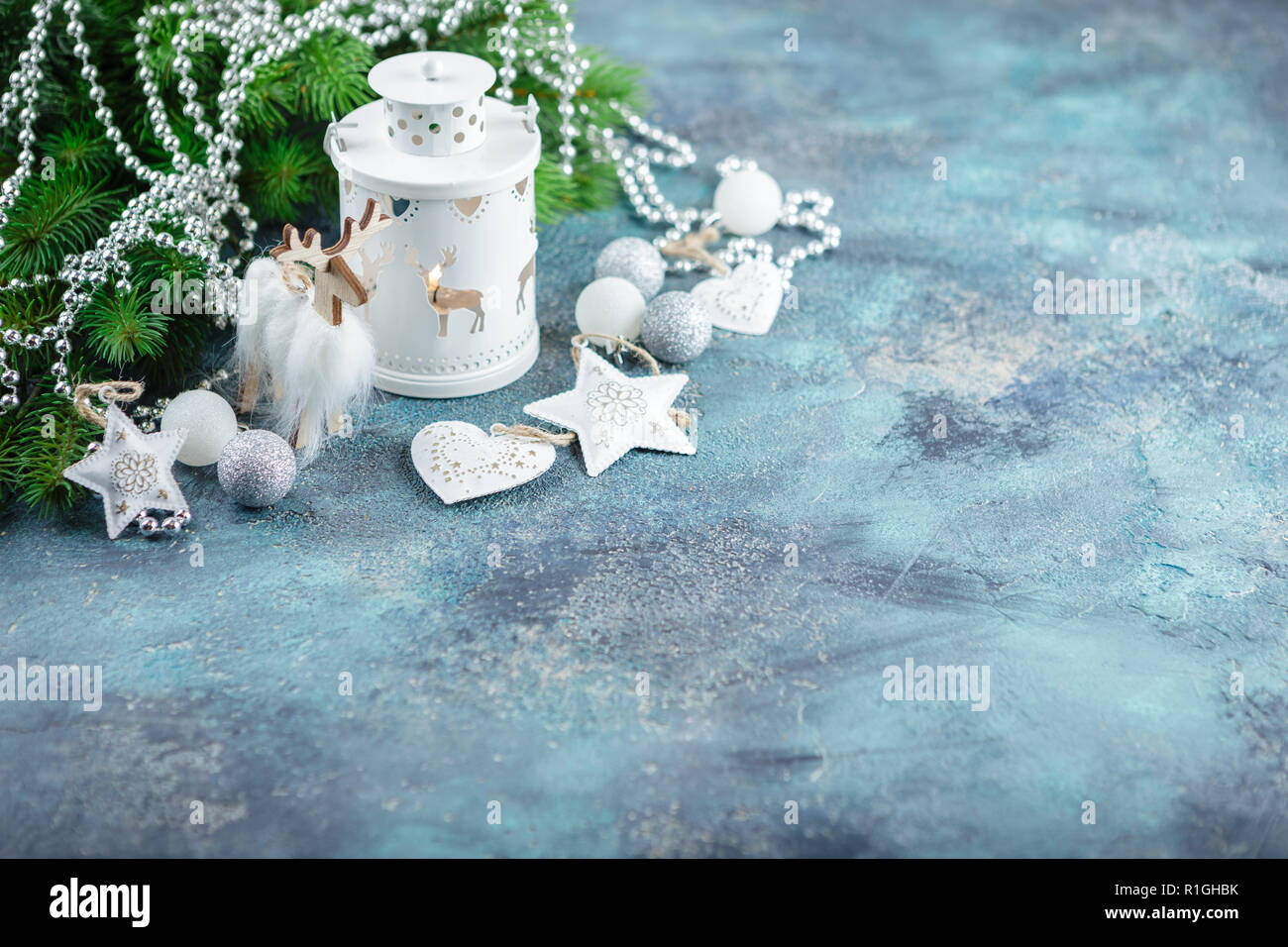 Estilo escandinavo decoraciones de Navidad o Año Nuevo - blanco bolas de vidrio y juguetes, decoración en madera, piso de madera, luz de ciervos y pocket whatche Foto de stock