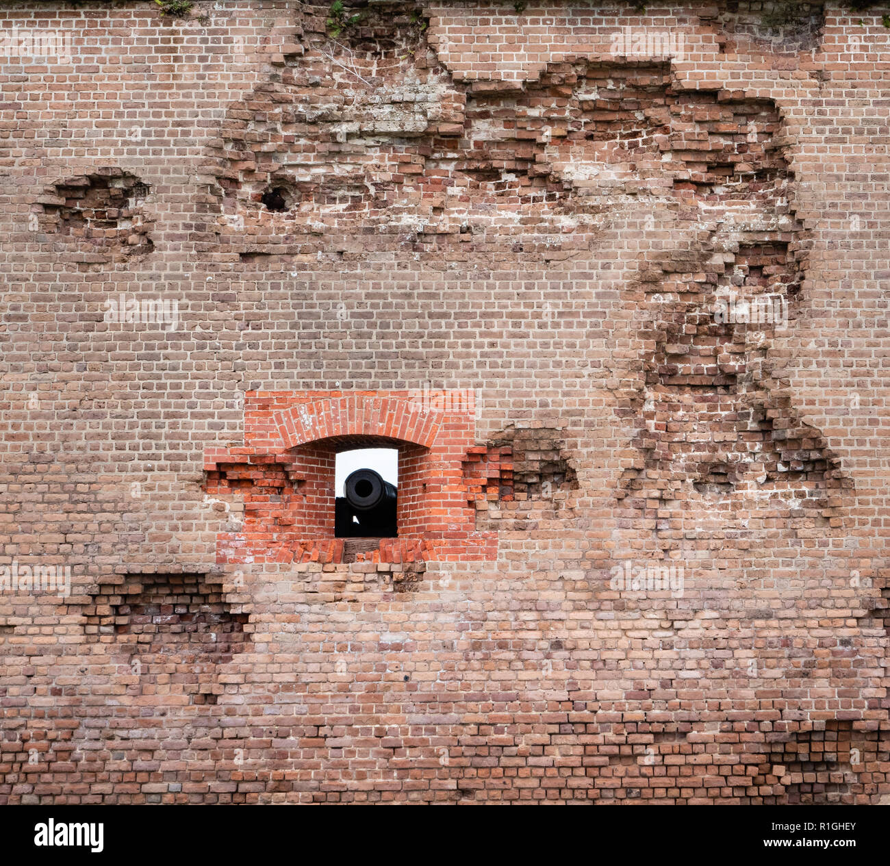 Portal de cañón rodeado por graves daños infligidos en 1862 en Fort Pulaski National Monument custodiando el Río Savannah en Georgia, EE.UU. Foto de stock