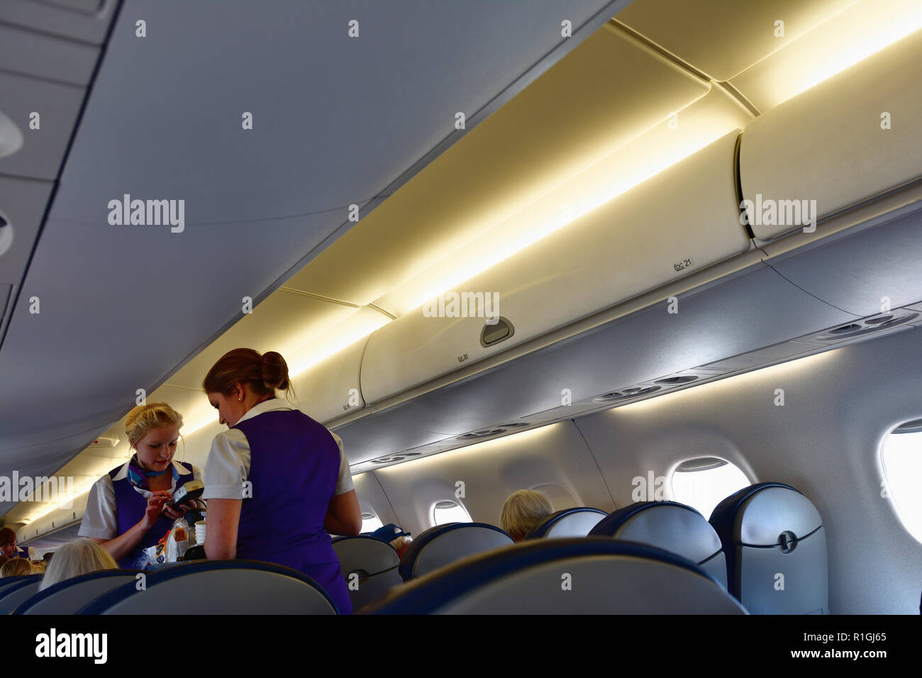 Monarch Airlines. A bordo de la cabina de una aeronave monarca. Málaga, Andalucía, España, Europa Foto de stock