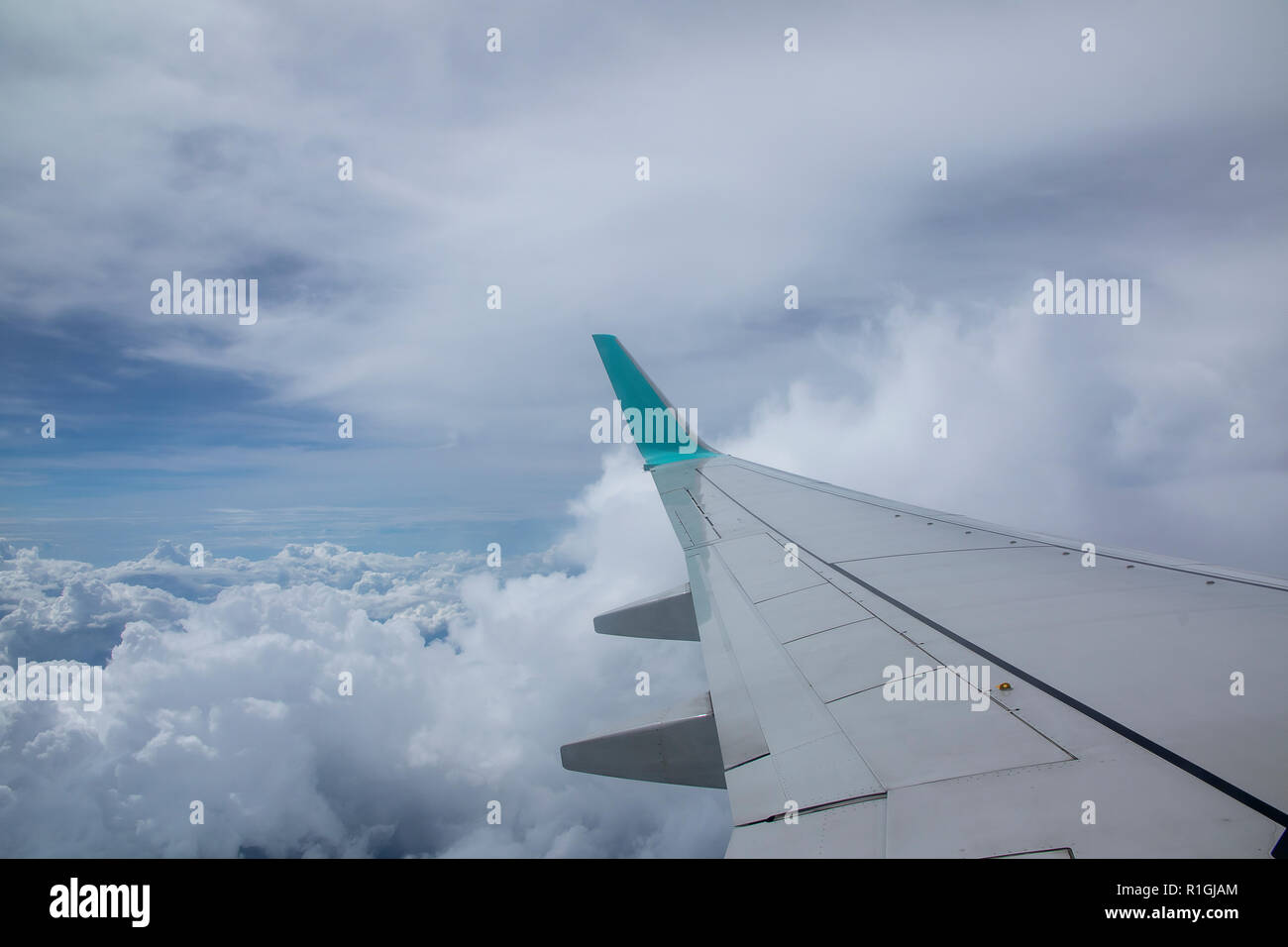 Las nubes en el cielo desde la ventana del avión. Ala Foto de stock