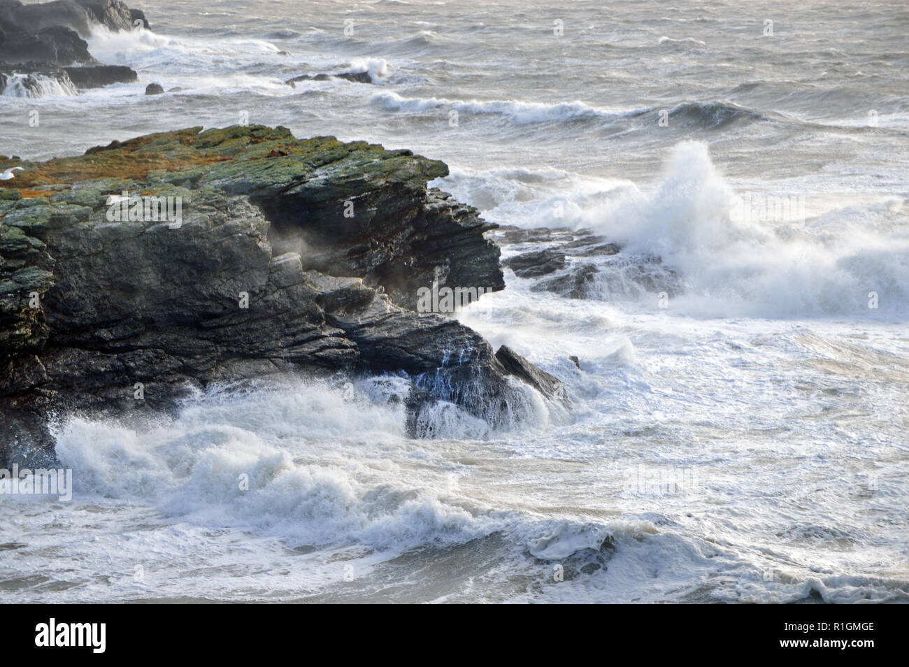 Porth-y-post es una pequeña cala de la costa oeste de la isla de Santo, Anglesey aquí experimenta un clima tormentoso. Foto de stock