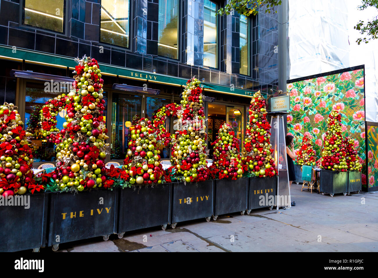Adornos Navideños en el Ivy Brasserie de Soho, Londres, Reino Unido. Foto de stock