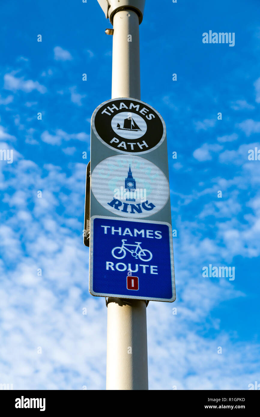 Indicaciones de ruta en el camino del Támesis, Capital paseos de anillo y Thames Ruta cicloturística, Londres, Reino Unido. Foto de stock