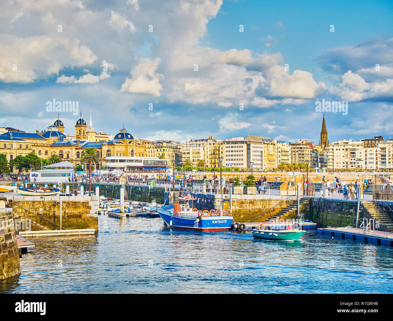 El puerto de San Sebastián con el barrio histórico, kwon como Parte Vieja,  en el fondo, en día soleado. Donostia. España Fotografía de stock - Alamy