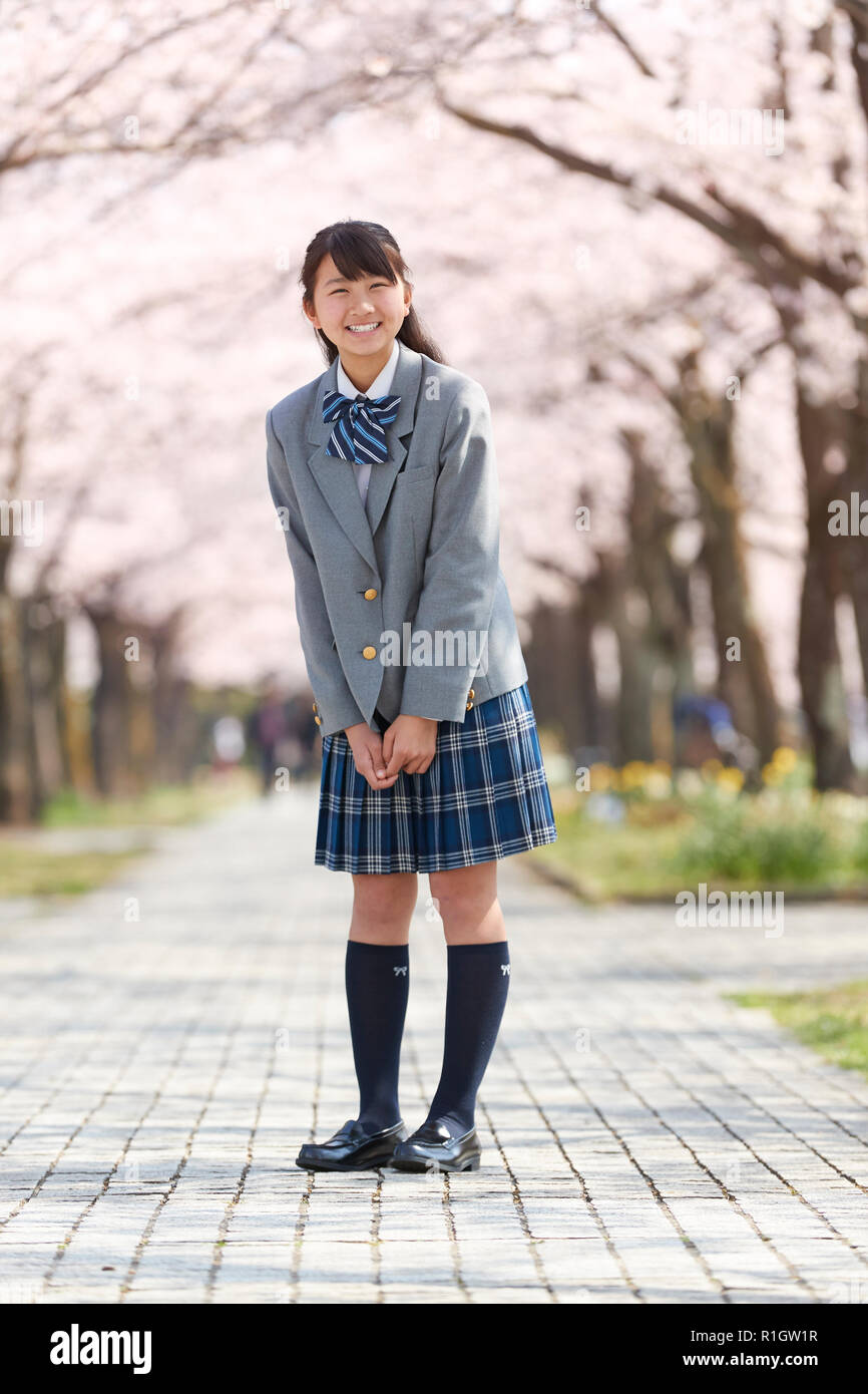 Alumna de secundaria japonesa en uniforme Fotografía de stock - Alamy
