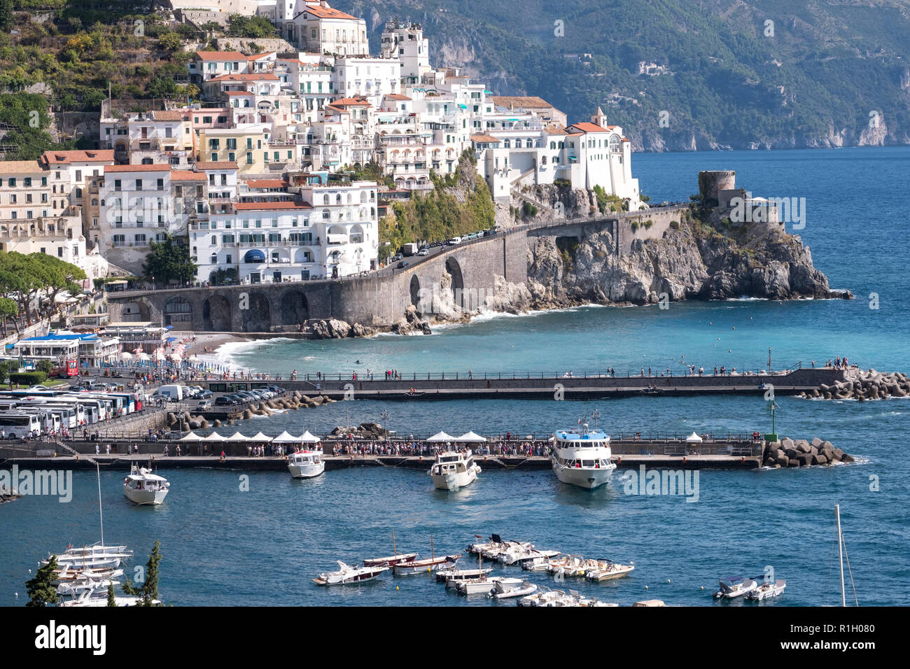 La ciudad y el puerto de Amalfi en la costa de Amalfi en el sur de Italia.  Fotografiado en un día claro a principios de otoño Fotografía de stock -  Alamy