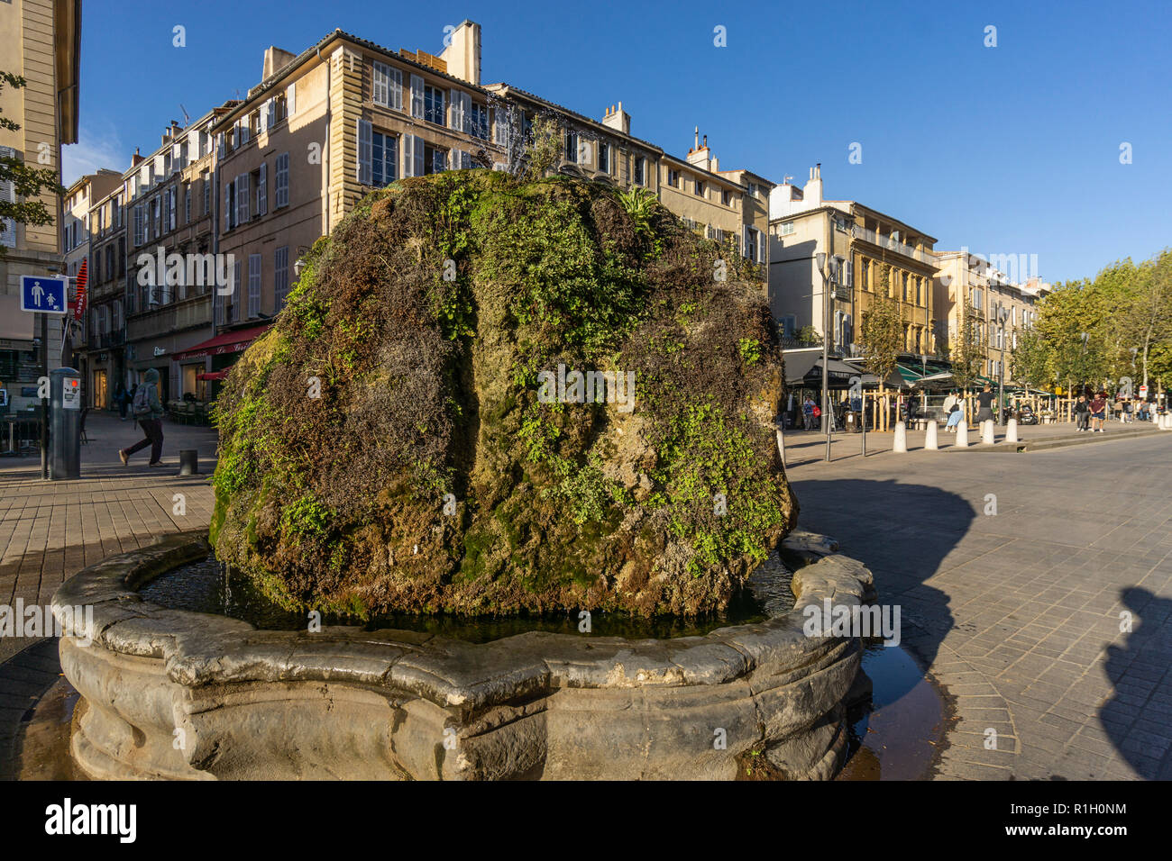 Fuente, Cours Mirabeau, Aix en Provence, Francia Foto de stock