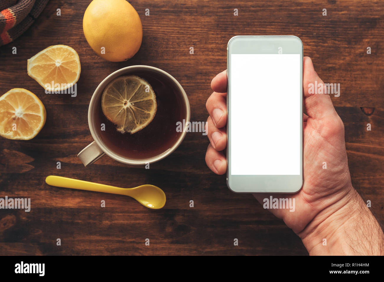 A través de teléfono móvil y beber té, vista superior de maquetas copiar el espacio en blanco con pantalla táctil Foto de stock
