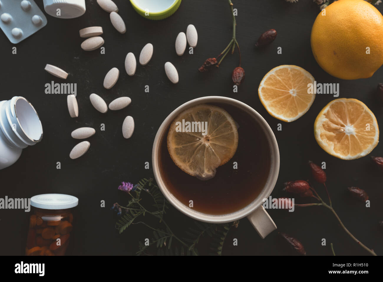 Vs Herbal medicina convencional concepto, taza de té y frutas de limón o pastillas y medicamentos Foto de stock
