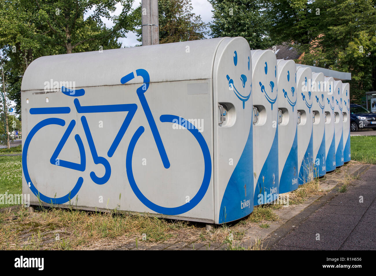 Cuadros de bicicletas en una parada de autobús y tranvía en Essen, los  viajeros pueden alquilar las cajas y dejar su bicicleta fijarse allí para  cambiar de autobús y tren, Alemania Fotografía