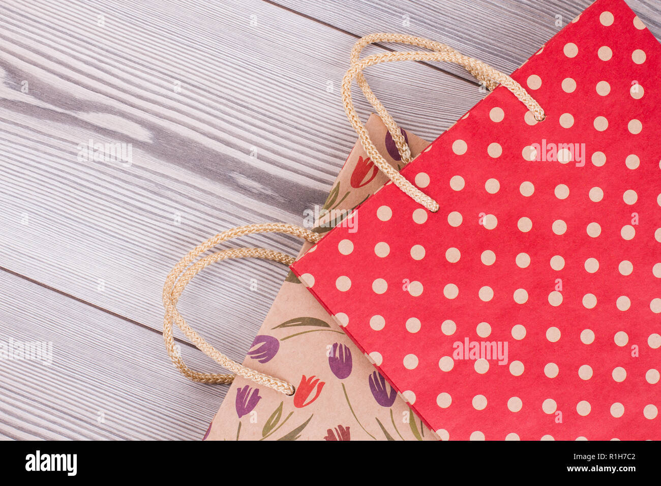 Cerrar el papel bolsas de regalo con asas de cuerda Fotografía de stock -  Alamy