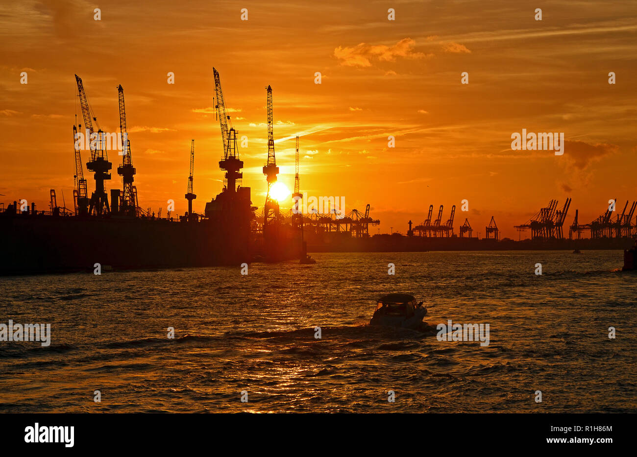 Sunset, silueta del puerto de Hamburgo con grúas de puerto, Hamburgo, Alemania. Foto de stock