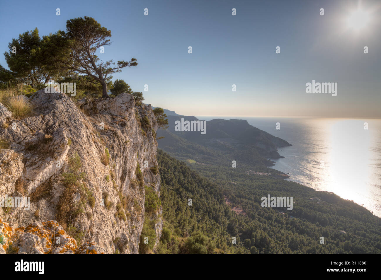 Costa abrupta Serra de Tramuntana, atrás del Mar Mediterráneo, cerca de Valldemossa, Mallorca, España Foto de stock