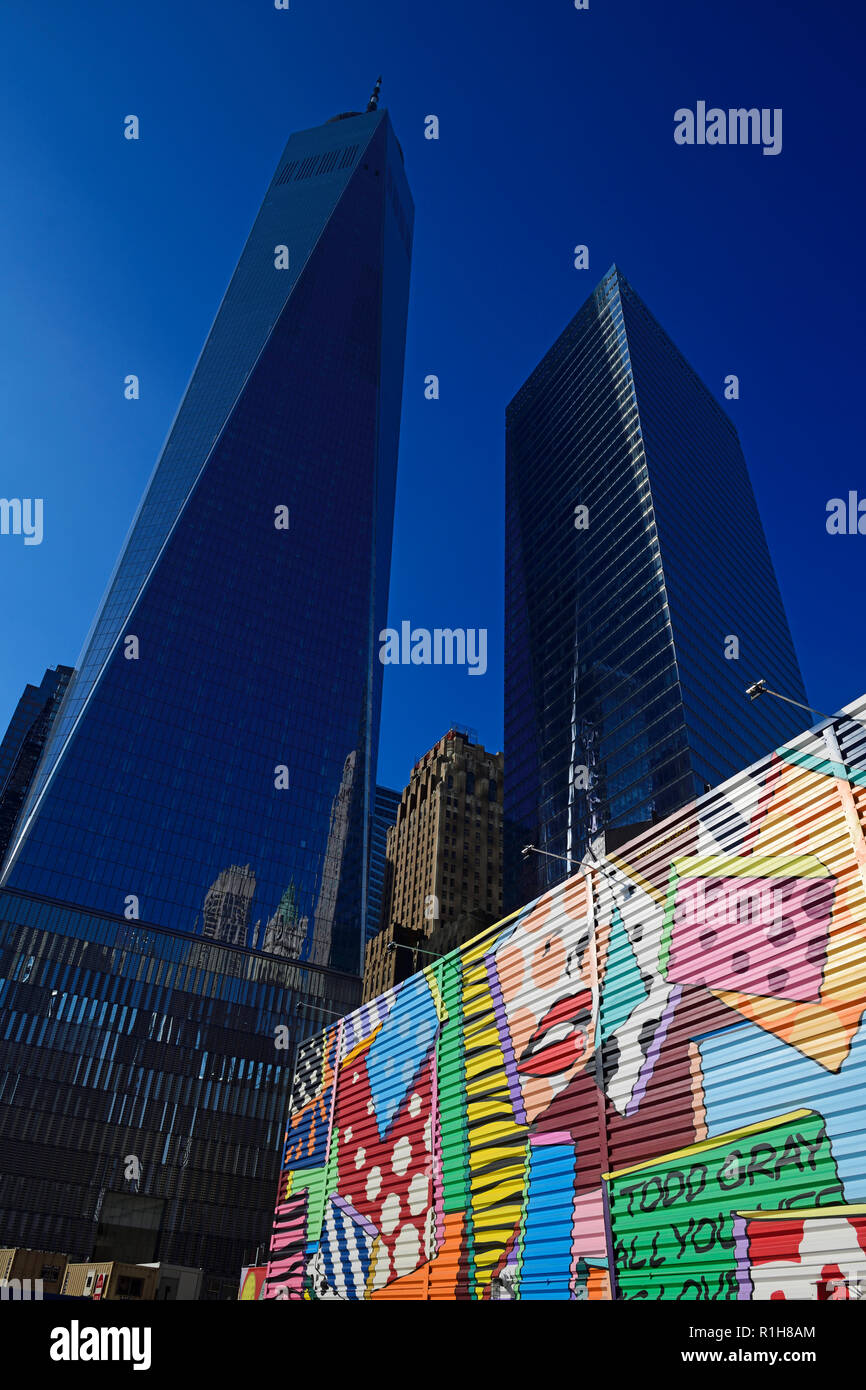 Sitio de construcción con paredes decoradas con graffiti en frente de un centro de transporte del World Trade Center, Ground Zero, Manhattan Foto de stock