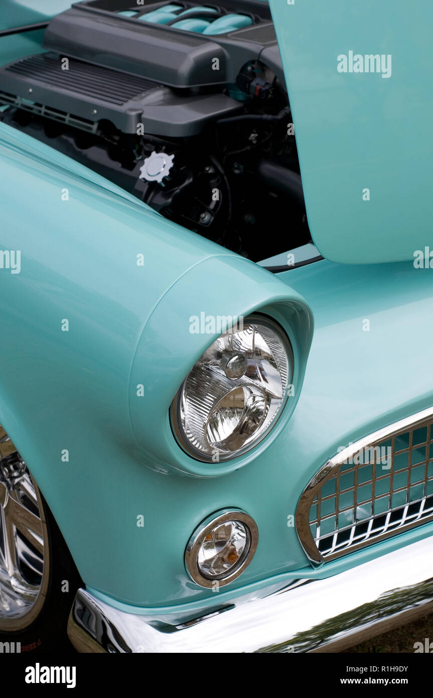 Hermoso clásico de automóviles personalizados con el capó abierto mostrando poderoso motor Foto de stock