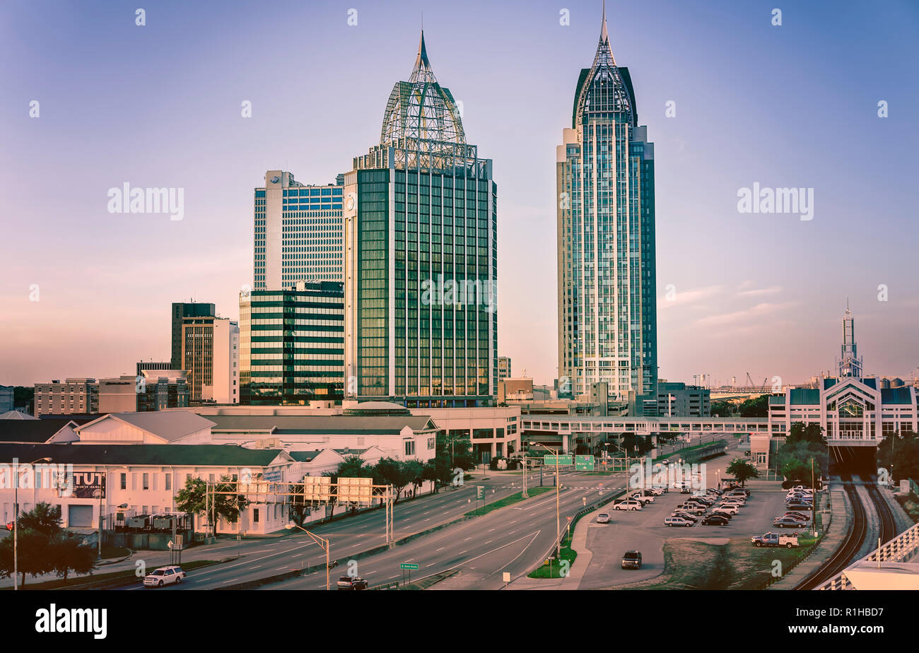 La plaza Renaissance Mobile Riverview y la torre RSA Battle House se muestran el 27 de noviembre de 2015 en Mobile, Alabama. Foto de stock