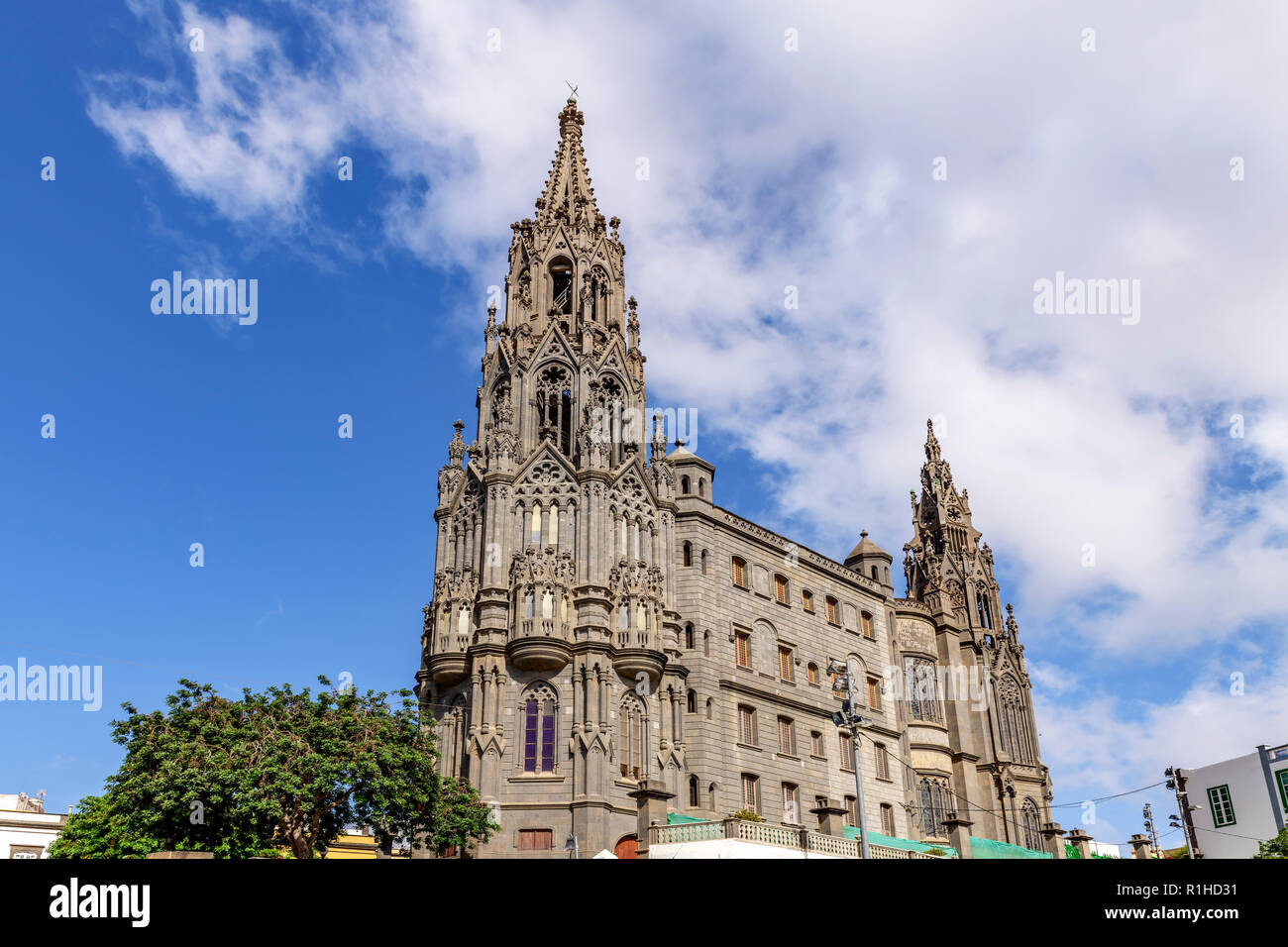 La torre de la iglesia parroquial gótica de San Juan Bautista de Arucas, Gran Canaria Foto de stock