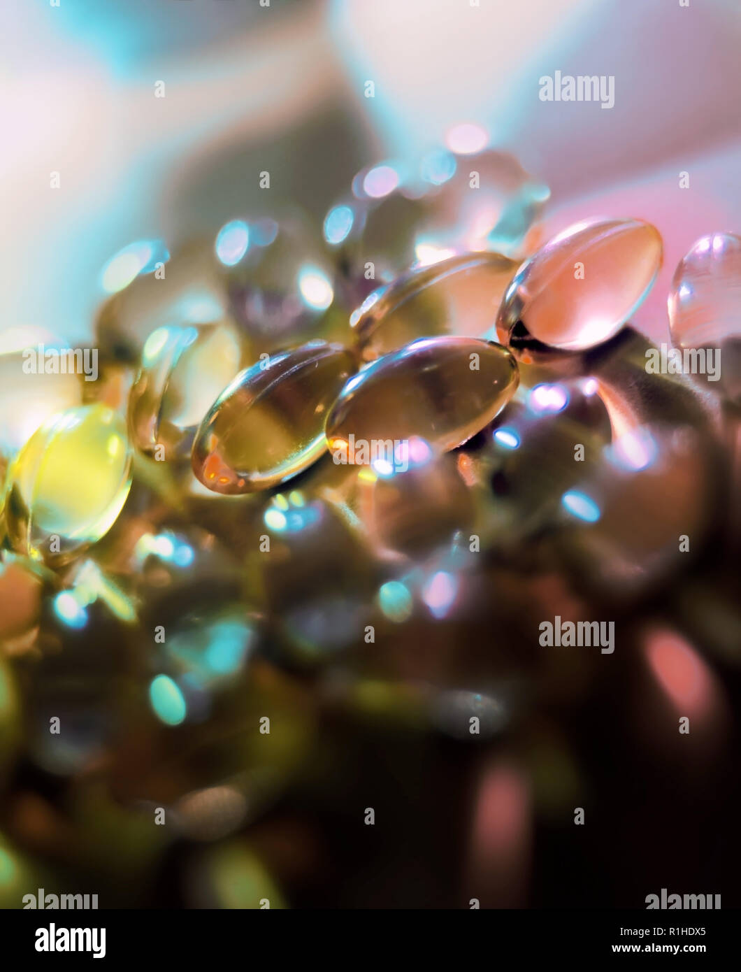 Close-up de cápsulas de gel y un vaso de agua. Foto de stock