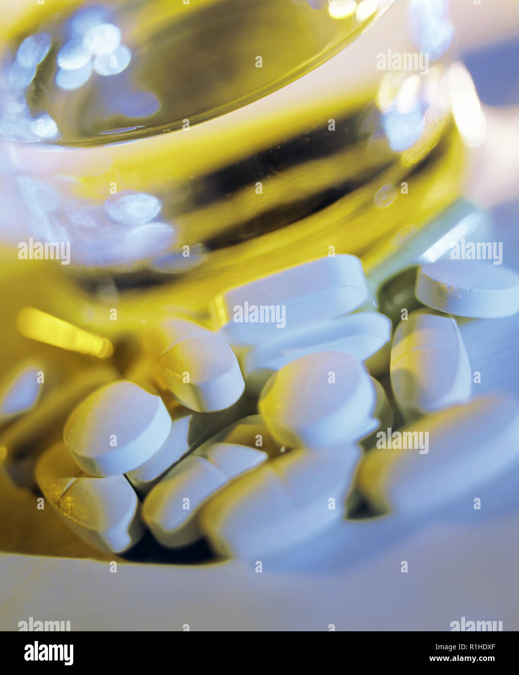 Close-up de píldoras y un vaso de agua. Foto de stock