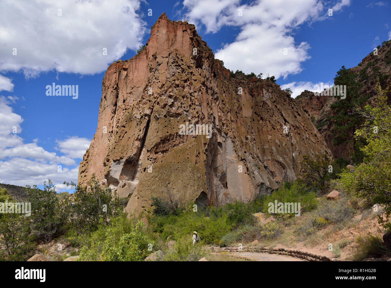 Expuestos acantilado vivienda, Frijoles Canyon, Pajarito, la Meseta de Los Alamos, Nuevo México 69416 180924 Foto de stock