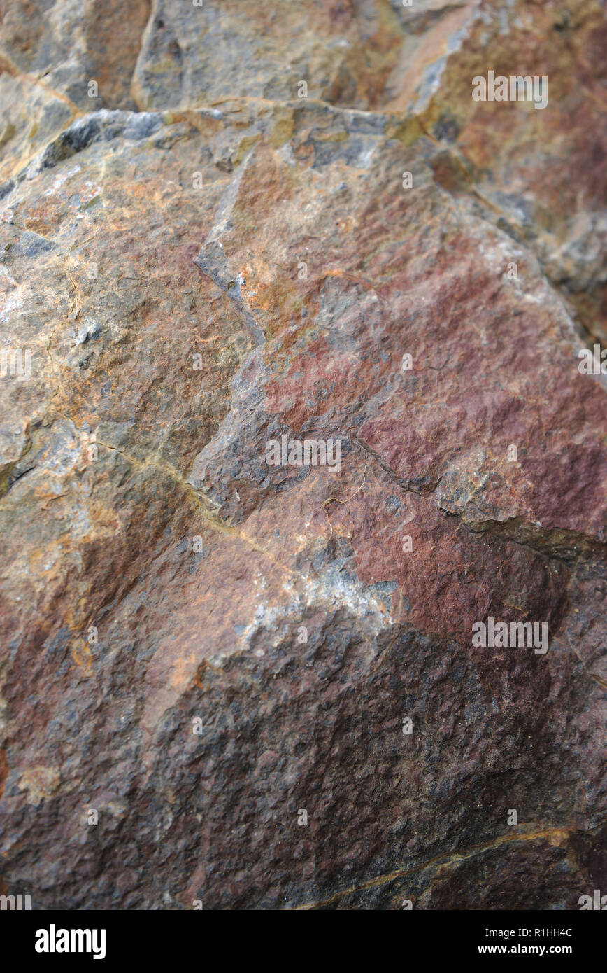 Cierre la textura de la roca natural, tonos rojo ocre. Auvernia, Puy-de-Dome Foto de stock