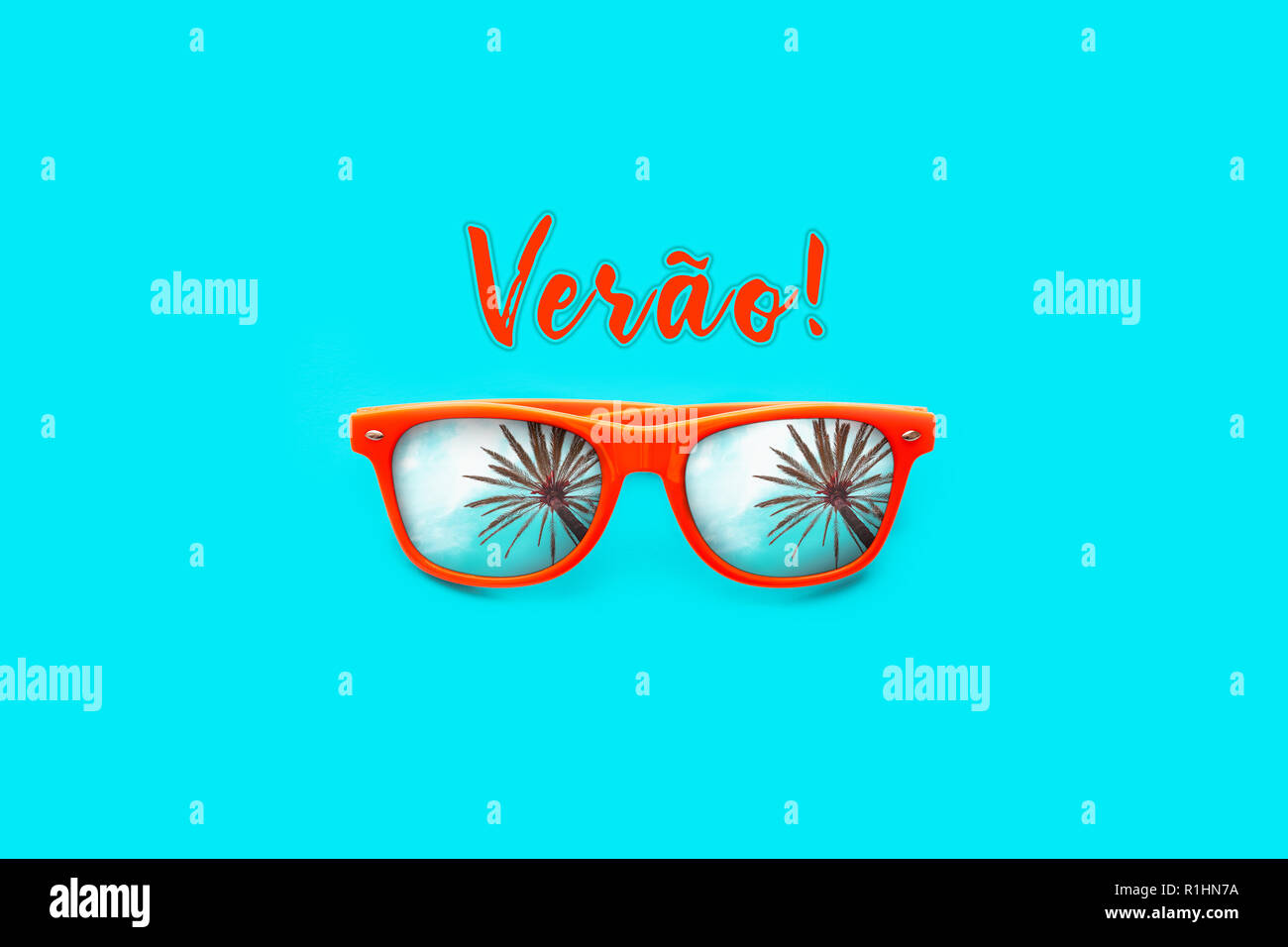 Verao (texto en portugués: Verano) y gafas de sol de color naranja con palmera reflexiones aisladas en gran fondo cián. Concepto de imagen mínima listo para Foto de stock