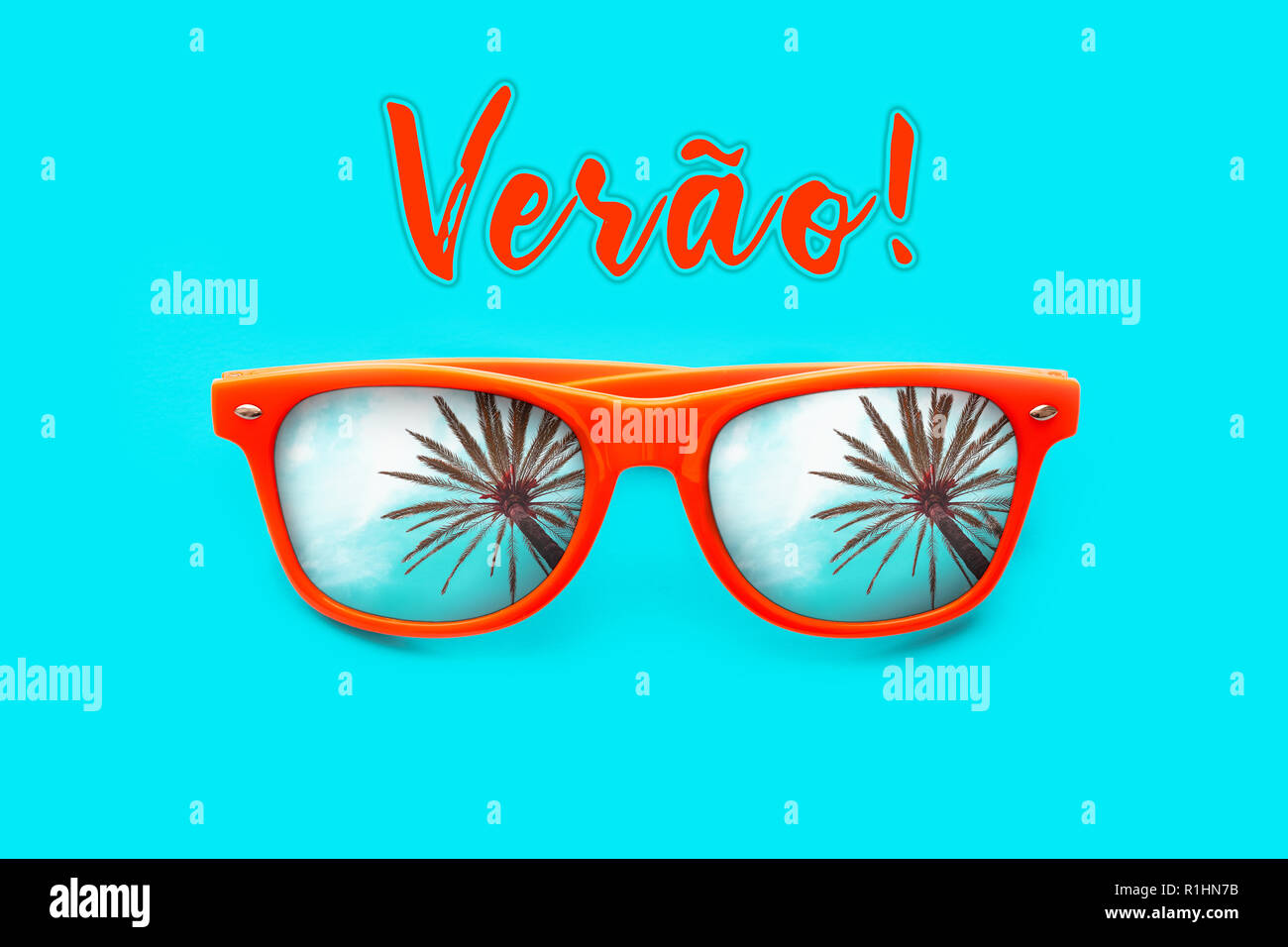 Verao (texto en portugués: Verano) y gafas de sol de color naranja con palmera reflexiones aisladas en fondo cián. Concepto de imagen mínima para listo para s Foto de stock