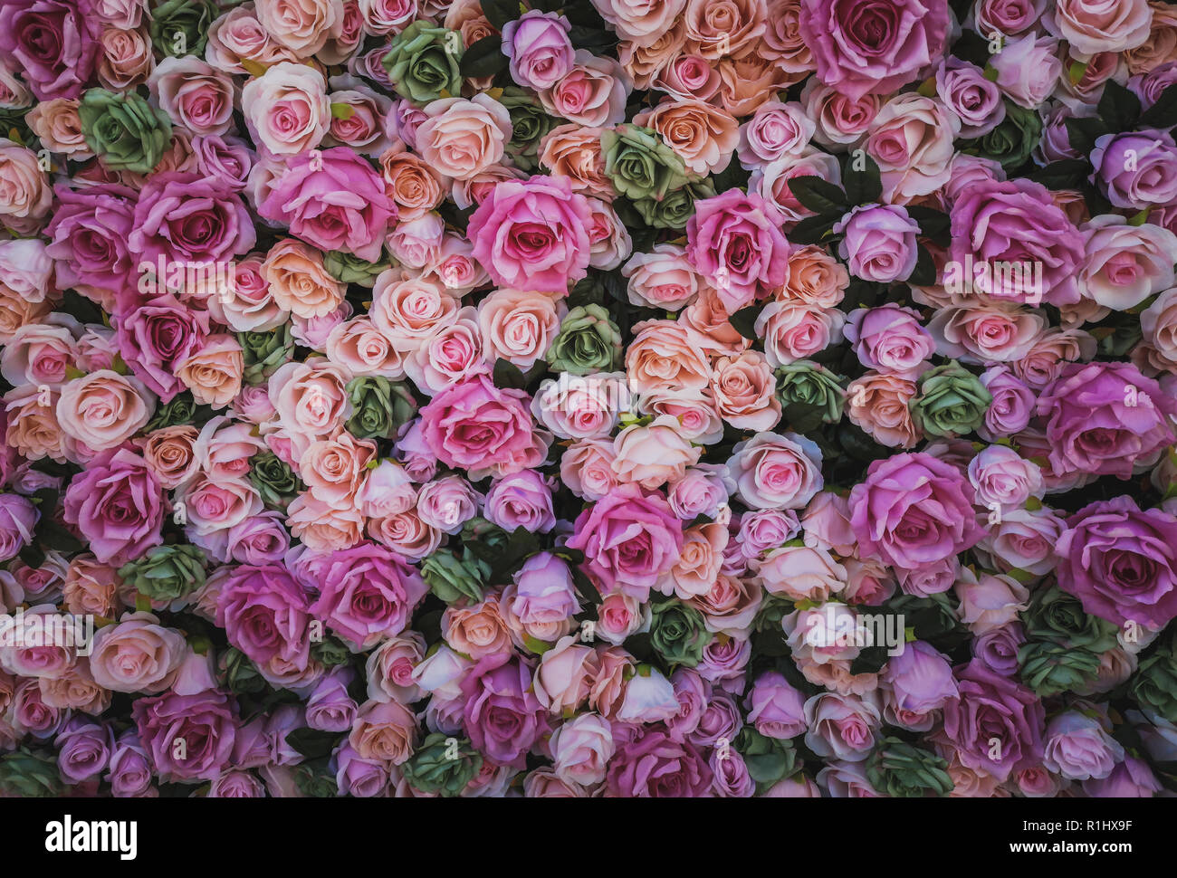 Flores artificiales para fondo de pared Fotografía de stock - Alamy