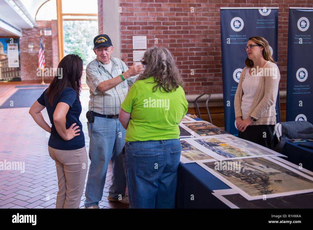 SPRINGFIELD, Massachusetts (Septiembre 22 de Cecilia Sequeira, especialista en asuntos públicos, y Ashley McLendon, tanto con la historia y el patrimonio naval interactuar con un veterano de la Marina