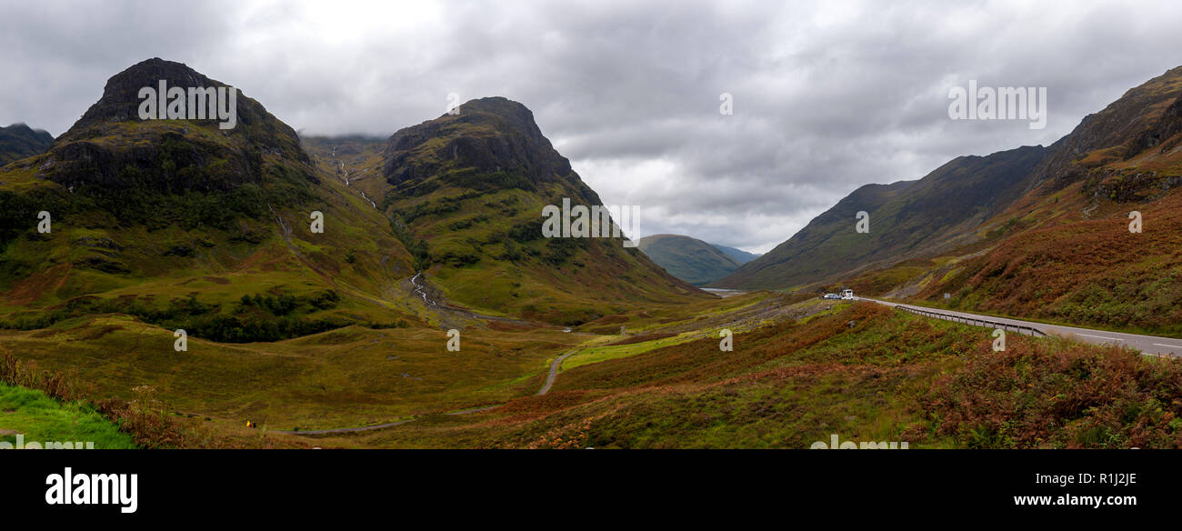 A través de la carretera de montaña, en las Tierras Altas de Escocia Foto de stock