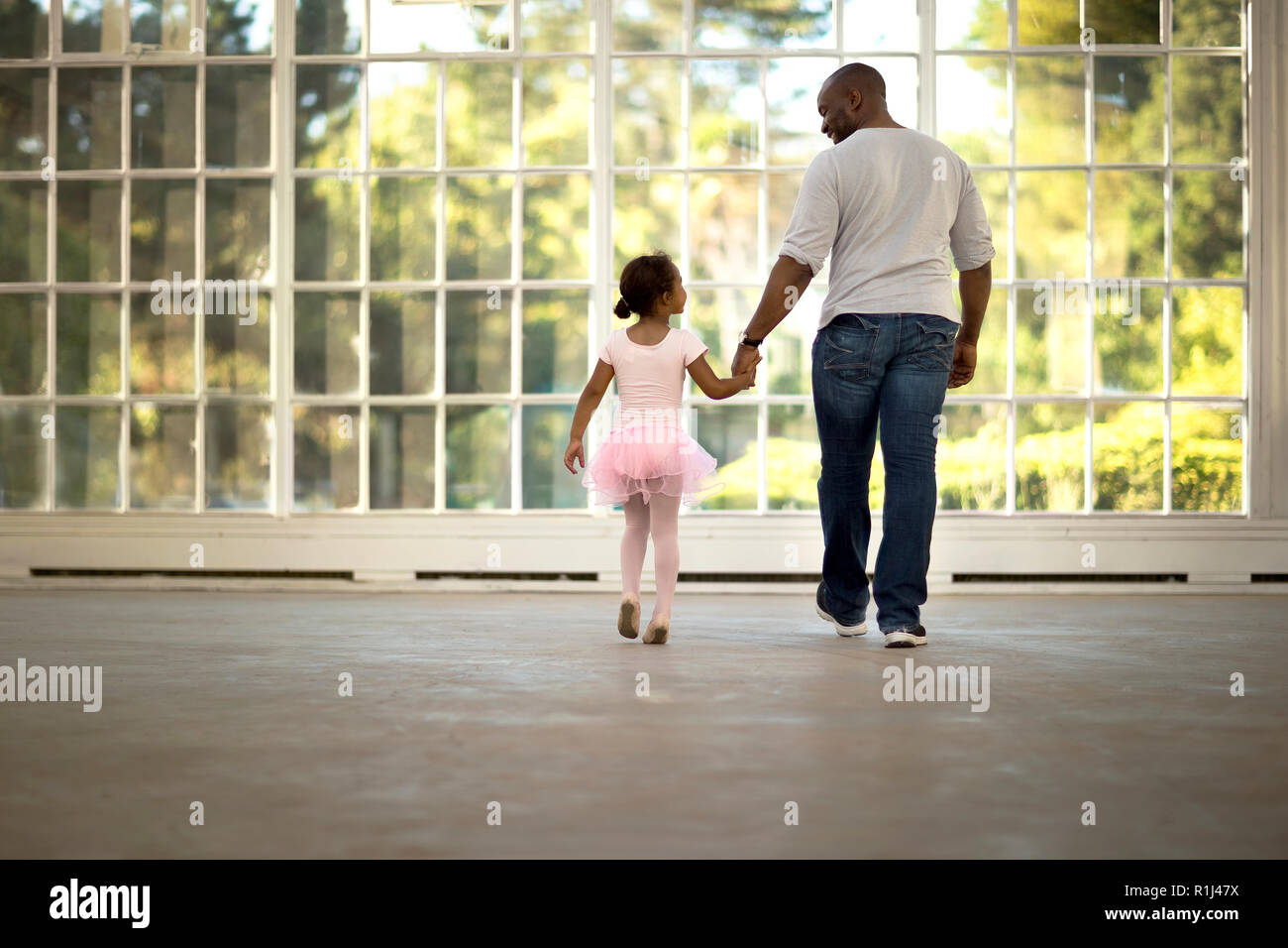Mitad hombre adulto sosteniendo la mano de su hija. Foto de stock