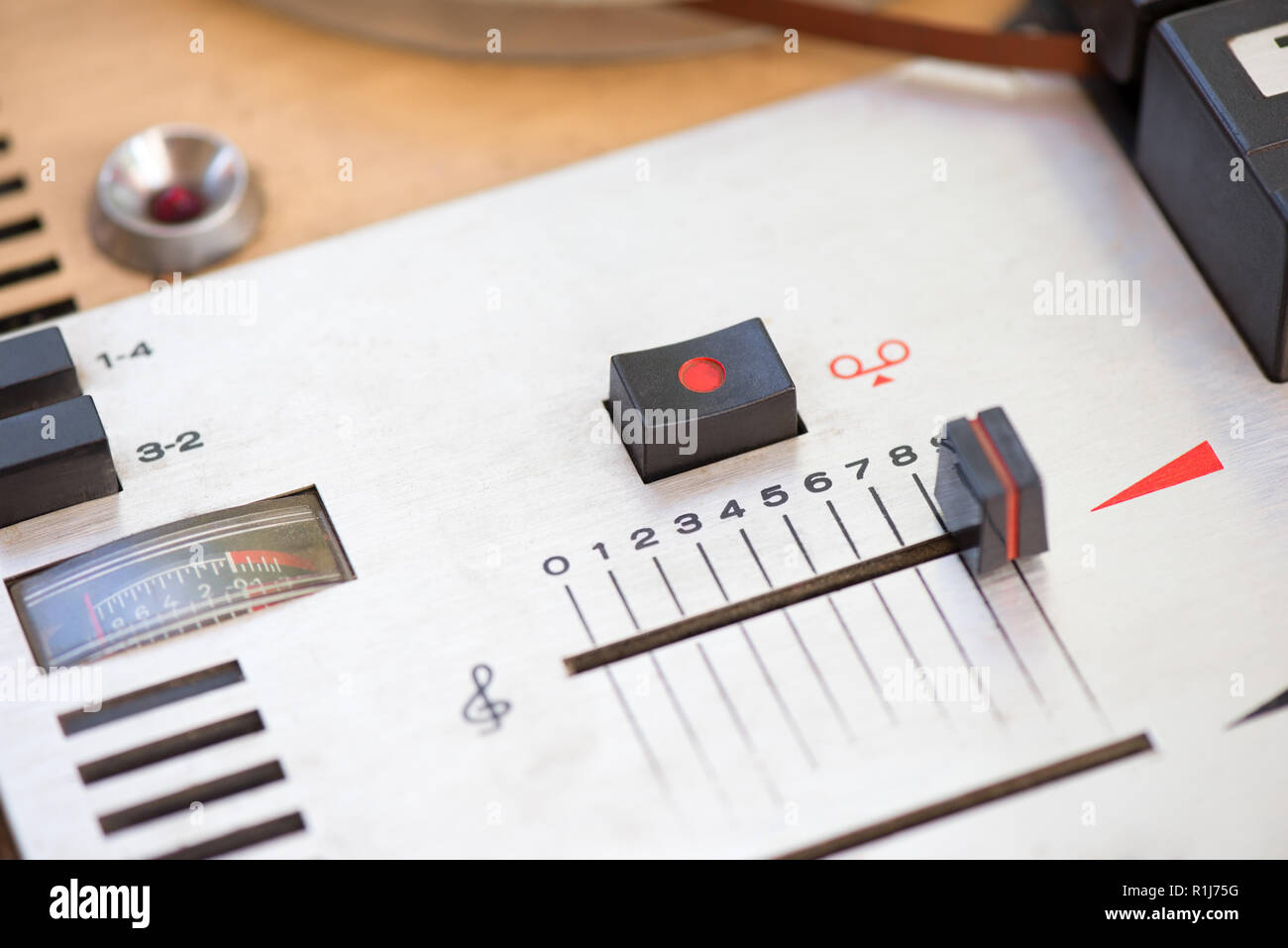 Registro y botones de volumen en una grabadora magnética vintage Foto de stock