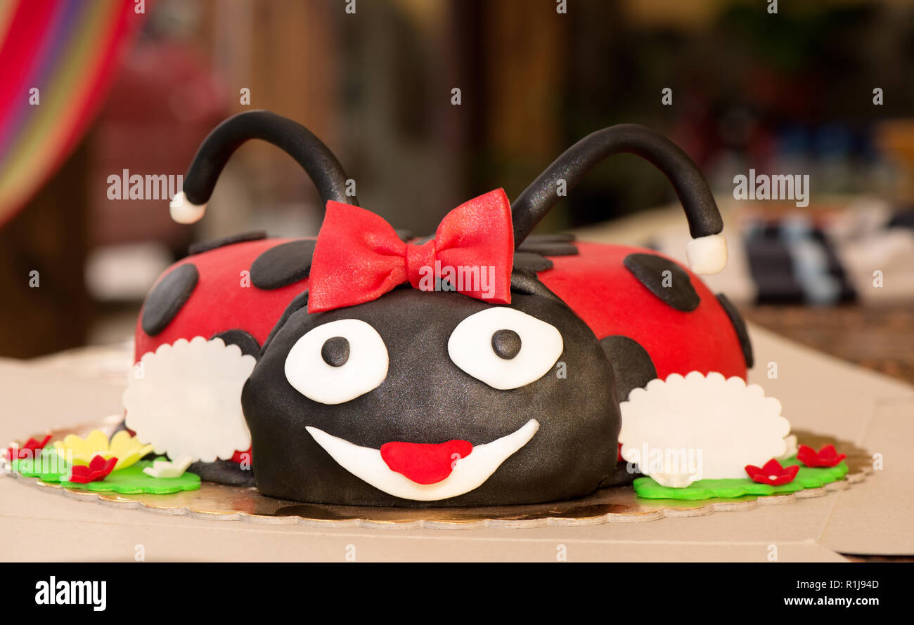 Ladybug en forma colorida torta de cumpleaños, closeup imagen Foto de stock