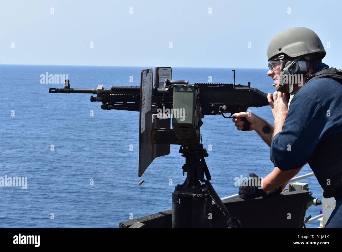 Golfo de Adén (Sept. 22, 2018) de electricista de 2ª clase de Mate Robert Creech realiza una pistola M240 dispara a bordo del USS Lewis B. Extractor (ESB) 3. El expedicionario mar plataforma base admite la Fuerza Naval Anfibia, Task Force 51, 5ª Brigada Expedicionaria de la Marina las diversas misiones que incluyan la respuesta a las crisis, airborne remoción de contramedidas, contra-piratería operaciones, operaciones de seguridad marítima y de la ayuda humanitaria y de socorro en casos de desastre permitiendo misiones aunque TF 51/5 para extender su presencia expedicionario en las regiones más inestables del mundo. Foto de stock