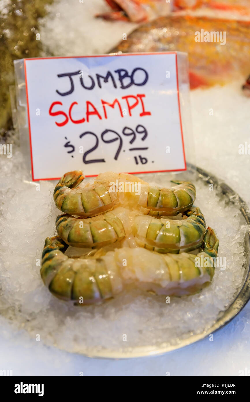 Raw Scampi Camarón Gigante para la venta a un contador de pescado en el  mercado Pike Place en Seattle Fotografía de stock - Alamy