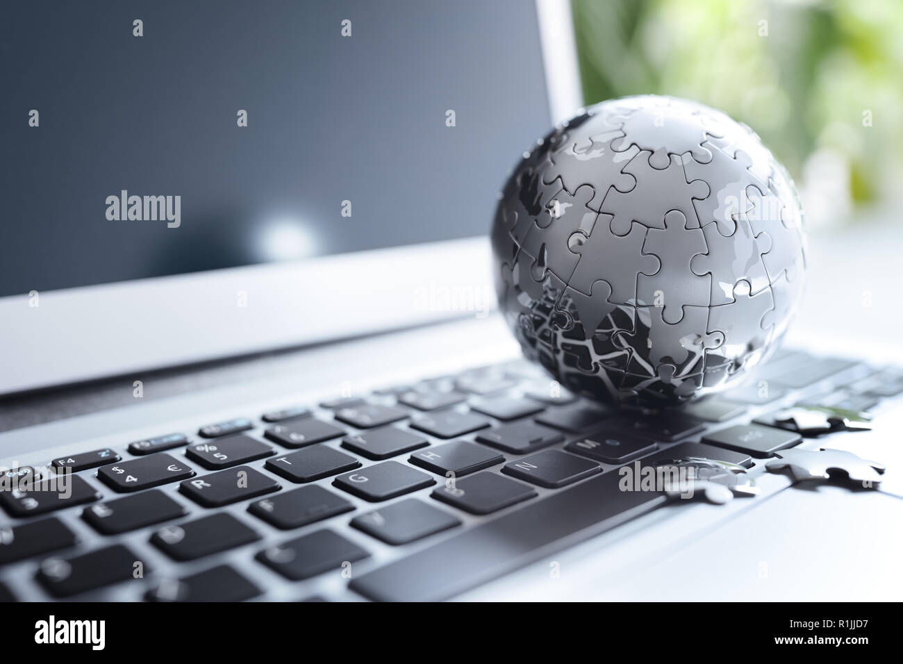 Estrategia global el concepto de la solución - cromo tierra rompecabezas en el teclado portátil Foto de stock