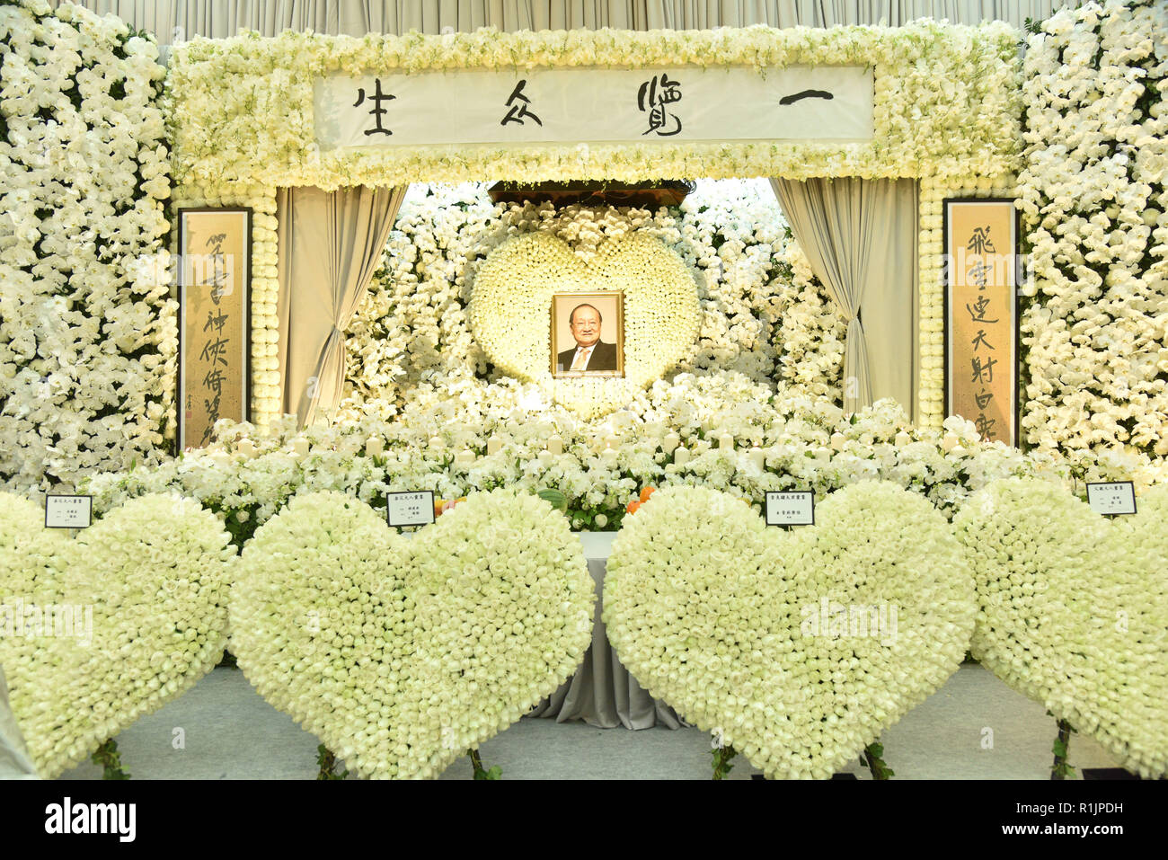 Hong Kong. 13 Nov, 2018. Las flores están dispuestas a pagar respecto a Jin Yong en el Tanatorio de Hong Kong en Hong Kong, sur de China, el 12 de noviembre, 2018. Jin Yong, cuyo verdadero nombre es Zha Liangyong (también conocido como Louis Cha), se considera universalmente como el más influyente Wuxia (artes marciales y caballerosidad) novelista del siglo XX. Murió entre el 94 el 30 de octubre. Su funeral se celebró el 12 de noviembre en el Tanatorio de Hong Kong. Crédito: Xinhua/Alamy Live News Foto de stock