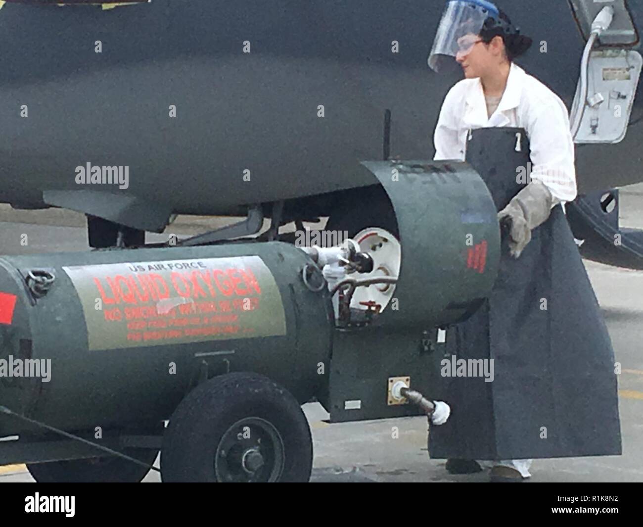 1ª clase \u200bAirman Melissa Mantilla servicios el sistema de oxígeno líquido  de un HC-130 como miembros de la 106ª Ala de rescate, asignados a la  Guardia Nacional Aérea de Nueva York, se