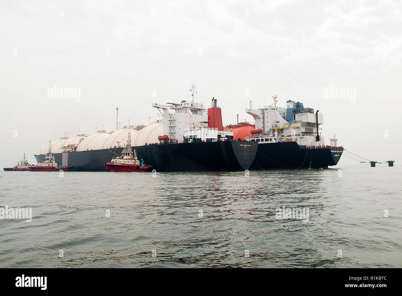 Tanque de GNL en la Bahía de Yakarta Foto de stock
