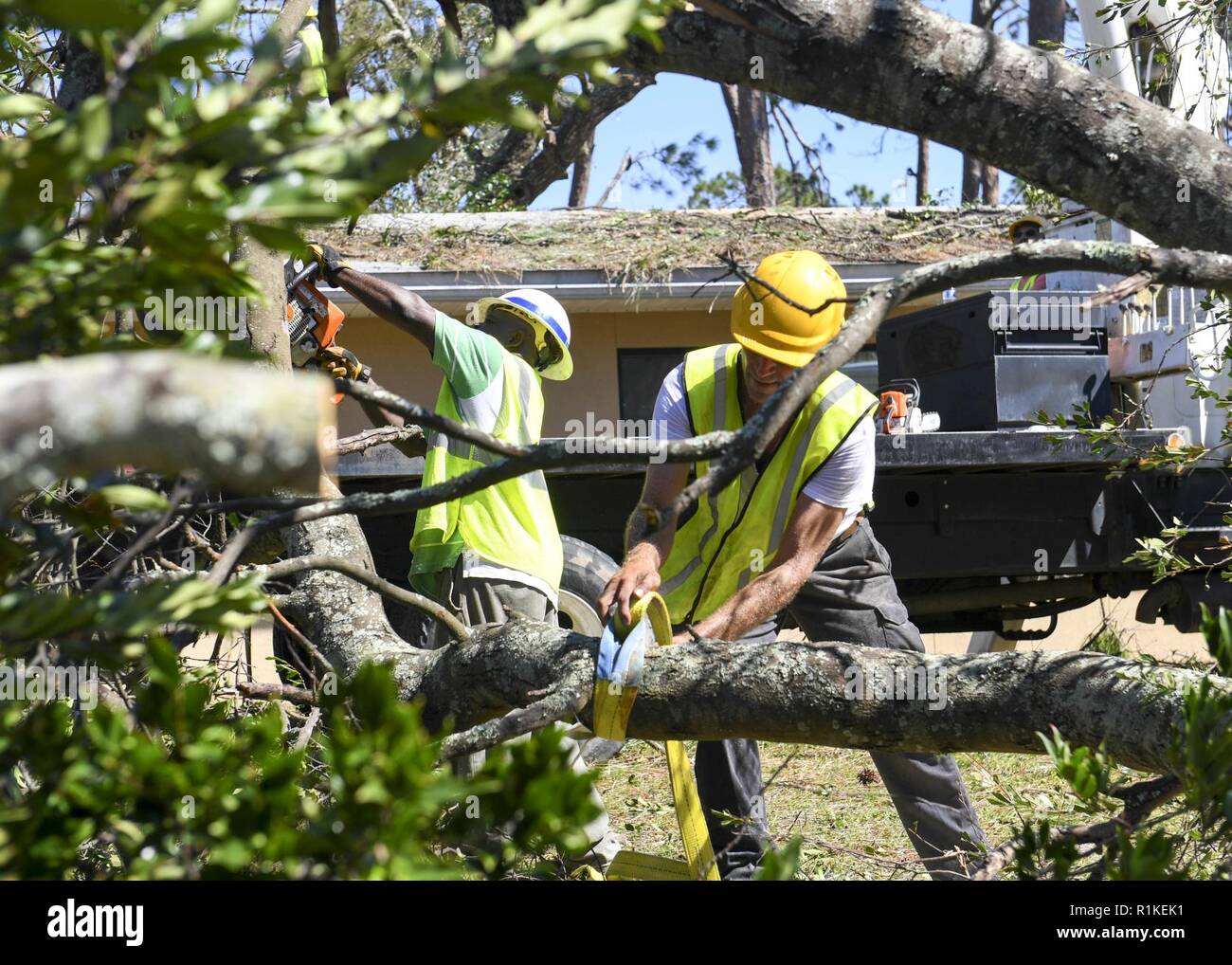 PANAMA CITY, FLORIDA (Oct. 13, 2018) -Los contratistas Quitar árbol caído escombros en Actividad de Apoyo Naval en la Ciudad de Panamá (NSA PC) después de que el huracán Michael trajo Heavy Rain, dañando los vientos y la ola a la costera ciudad de Panamá en octubre 10th. En la NSA personal PC están evaluando los daños y trabajando con la región marina sureste y Naval Facilities Engineering Command sudeste para comenzar las obras de restauración de la base a la plena capacidad de la misión. Foto de stock