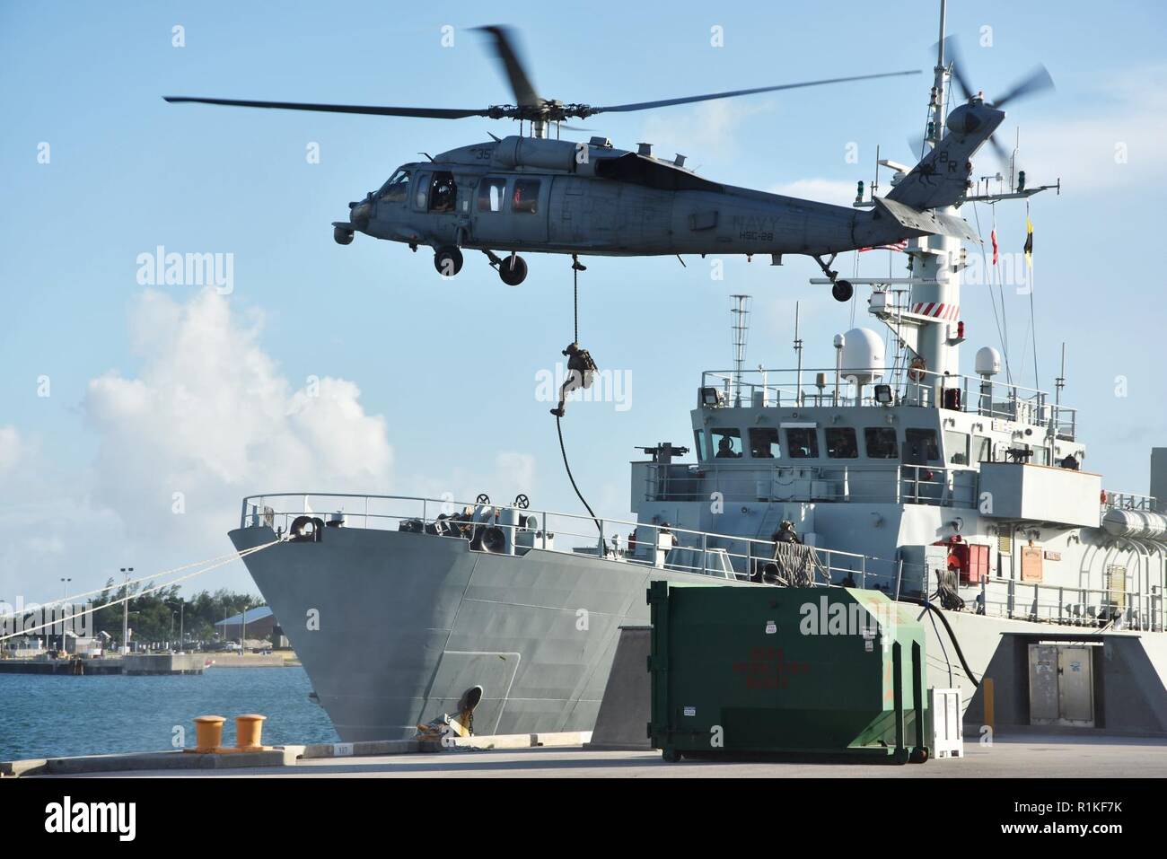 KEY WEST, Florida (Oct. 15, 2018) escuadrón de helicópteros de combate de mar HSC-28 "Dragón" ballenas desde Norfolk, Virginia, conducta fast-roping ejercicios con operadores especiales a bordo de buque de defensa costera canadiense HMCS Moncton en la Estación Aeronaval de Key West's Truman Harbor. HSC-28 está siendo objeto de una evaluación por helicópteros de combate de mar Atlántico durante escuela de armamento avanzado helicóptero Readiness Program (ARPA) formación. NAS Key West es una instalación de vanguardia para el combate aire-aire aviones de combate de todos los servicios militares y de clase mundial pierside ofrece apoyo a buques de guerra estadounidenses y extranjeros. Foto de stock