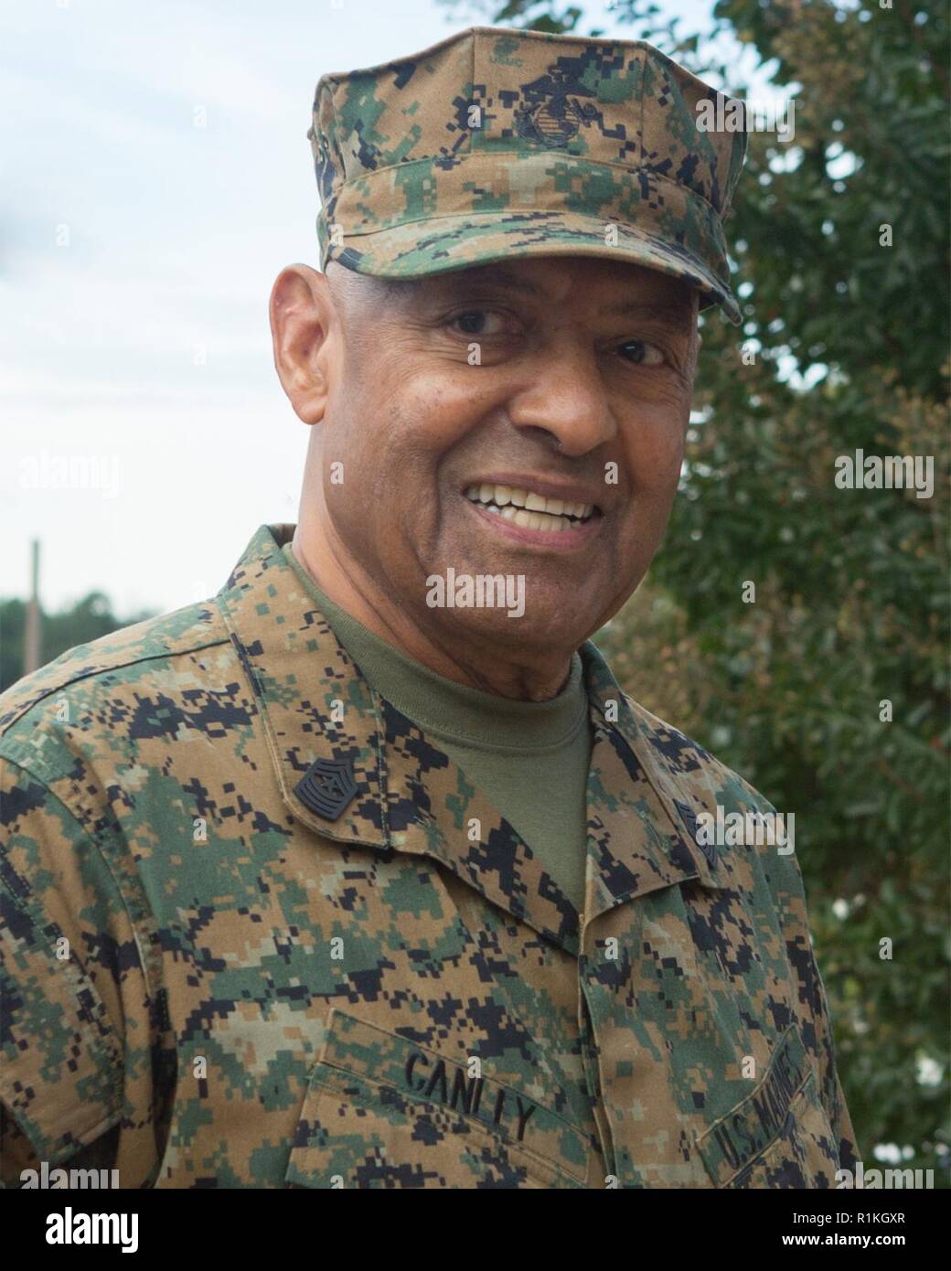 Retirado el sargento de Infantería de Marina de los EE.UU.Maj John L. Canley, pronto a ser el 300º Marine Medalla de Honor, escucha las instrucciones antes de disparar al batallón de Entrenamiento de Armas en Quantico, Virginia, 16 de octubre, 2018. Desde el 31 de enero, 6 de febrero de 1968 en la República de Vietnam, Canley, la compañía al sargento primero asignado a la empresa Alfa, 1º Batallón, 01 infantes de Marina, tomó el mando de la empresa llevaron varios ataques contra posiciones fortificadas enemigas, se apresuraron a través de fuego-barrieron el terreno a pesar de sus heridas y llevado infantes heridos en la ciudad Hue, incluyendo a su comandante en jefe, para aliviar las fuerzas amigas WH Foto de stock