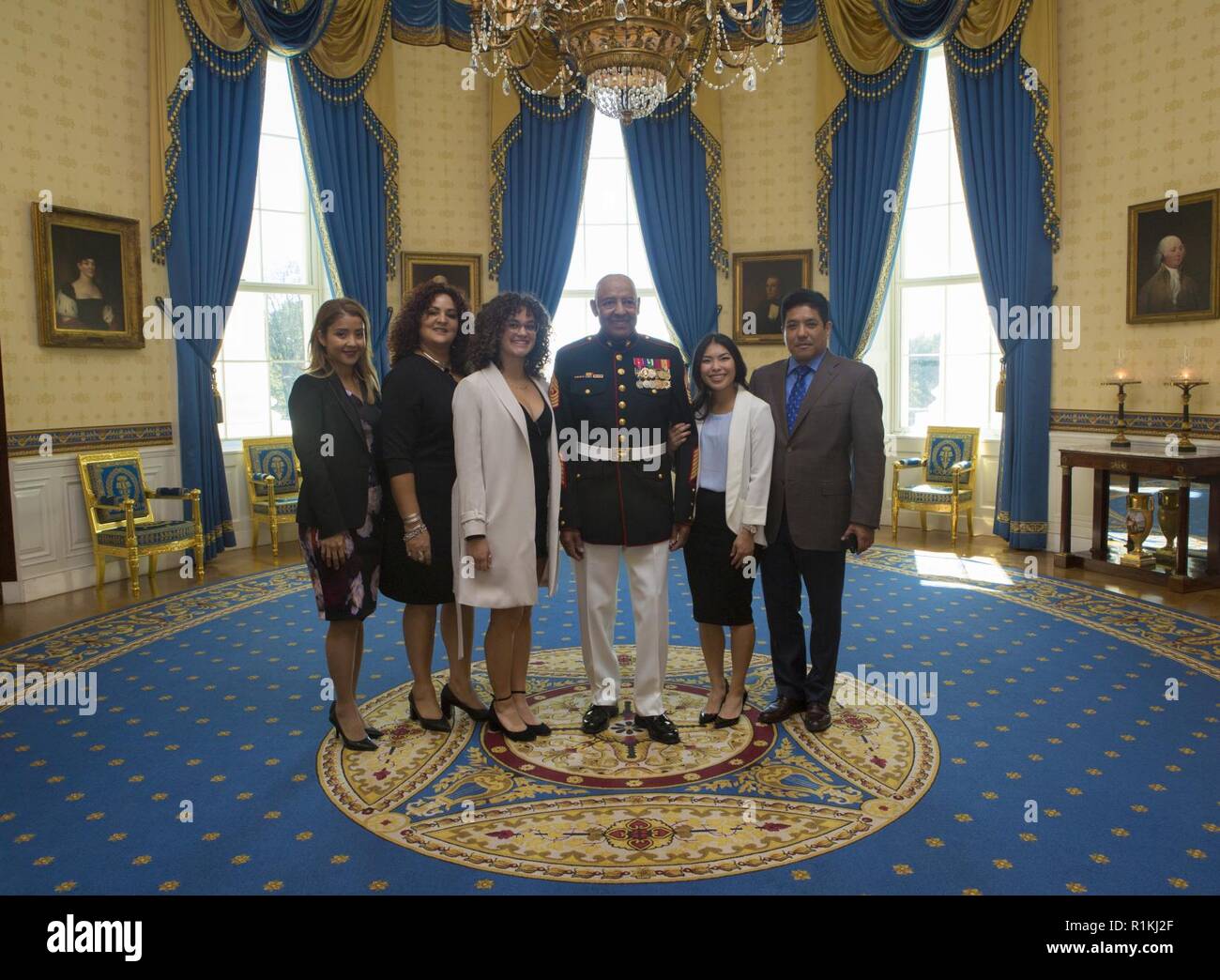 Retirado del Cuerpo de Marines de EE.UU Sgt. Gral. John L. Canley, la Marina 298th Medalla de Honor, posa para una foto con su familia en la Casa Blanca, en Washington, D.C., 17 de octubre de 2018. Desde el 31 de enero, 6 de febrero de 1968 en la República de Vietnam, Canley, la compañía al sargento primero asignado a la empresa Alfa, 1º Batallón, 01 infantes de Marina, tomó el mando de la empresa llevaron varios ataques contra posiciones fortificadas enemigas, se apresuraron a través de fuego-barrieron el terreno a pesar de sus heridas y llevado infantes heridos en la ciudad Hue, incluyendo a su comandante en jefe, para aliviar las fuerzas amigas que estaban rodeados. Foto de stock