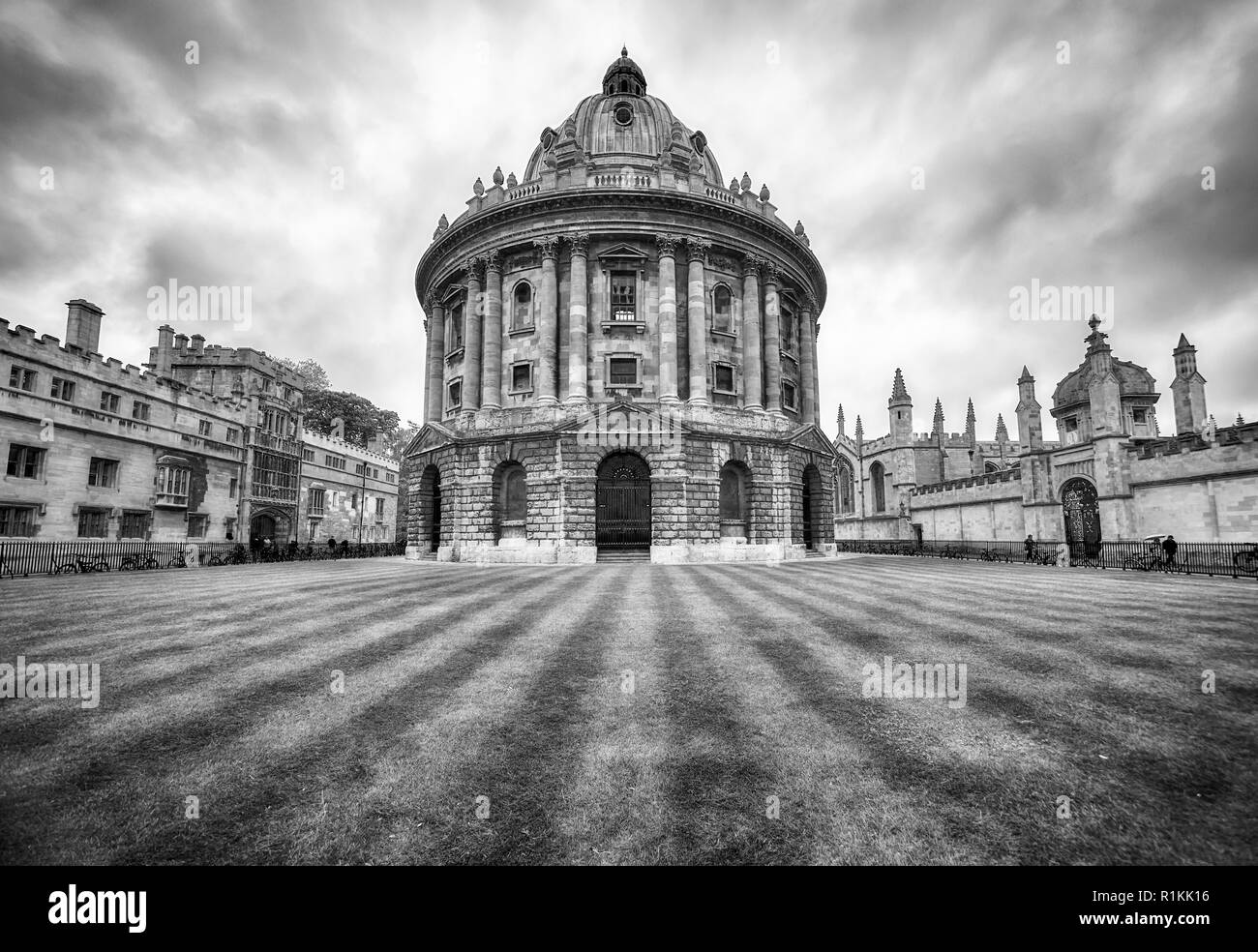 La imagen en blanco y negro de la Radcliffe Camera, que fue construido para albergar la Ciencia biblioteca y actualmente sirve como sala de lectura para la Bodleian Library. Oxfor Foto de stock