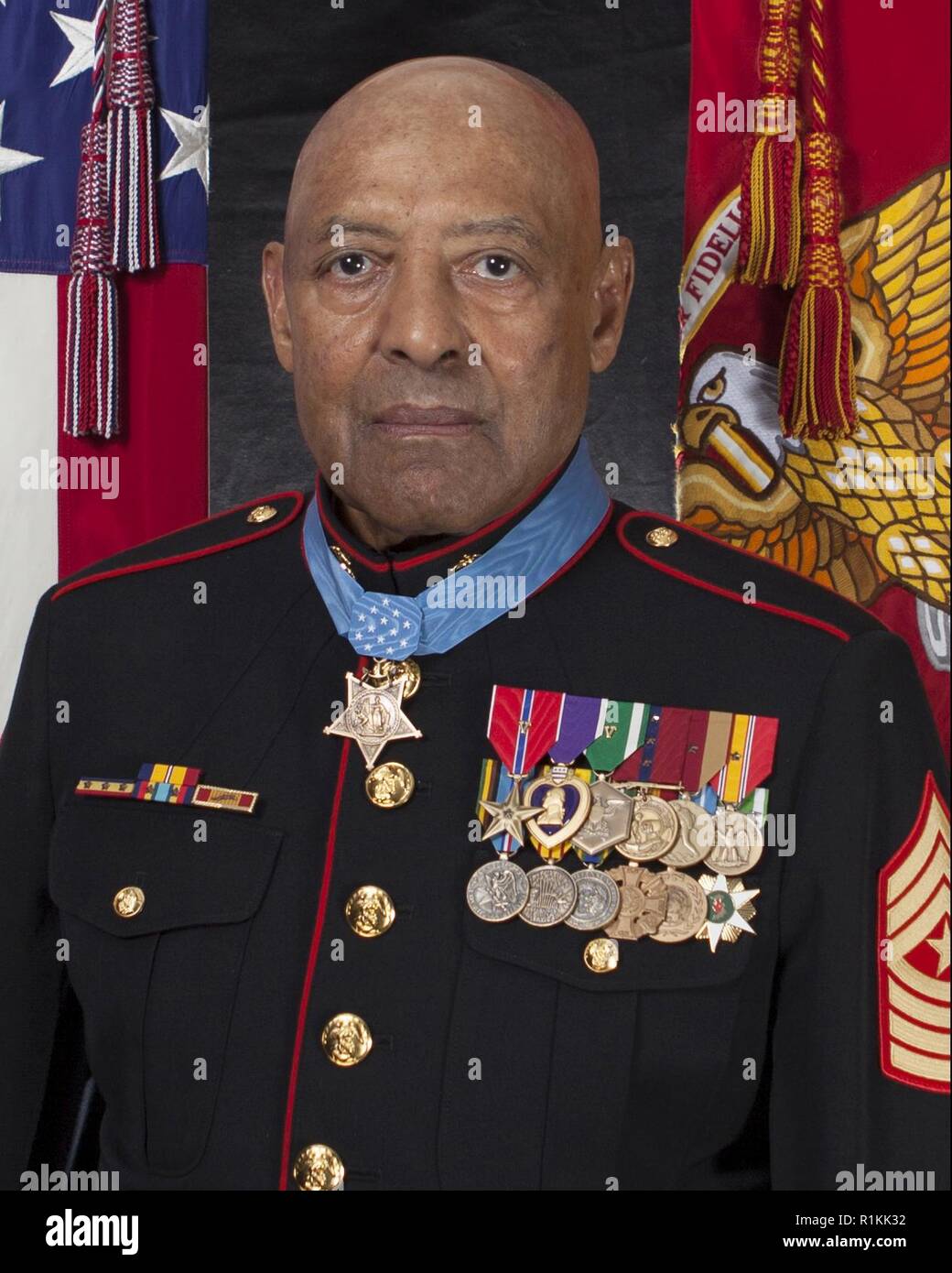 Retirado el sargento de Infantería de Marina de los EE.UU.Maj John L. Canley, el 300º Marine Medalla de Honor, posa para una foto en el tablero de mandos del Pentágono en Arlington, Virginia, 18 de octubre de 2018. Desde el 31 de enero, 6 de febrero de 1968 en la República de Vietnam, Canley, la compañía al sargento primero asignado a la empresa Alfa, 1º Batallón, 01 infantes de Marina, tomó el mando de la empresa llevaron varios ataques contra posiciones fortificadas enemigas, se apresuraron a través de fuego-barrieron el terreno a pesar de sus heridas y llevado infantes heridos en la ciudad Hue, incluyendo a su comandante en jefe, para aliviar las fuerzas amigas que estaban rodeados. Foto de stock