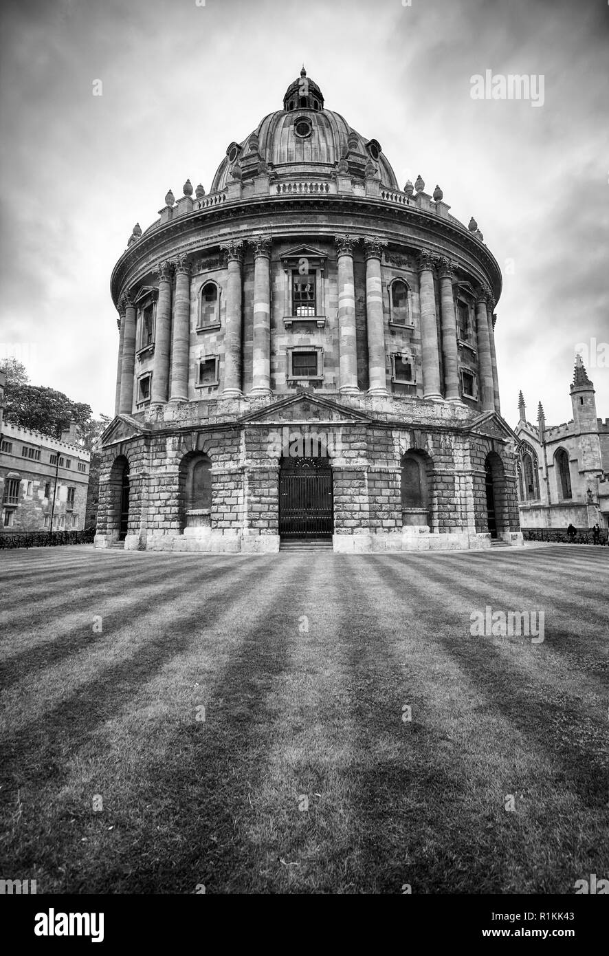 La imagen en blanco y negro de la Radcliffe Camera, que fue construido para albergar la Ciencia biblioteca y actualmente sirve como sala de lectura para la Bodleian Library. Oxfor Foto de stock