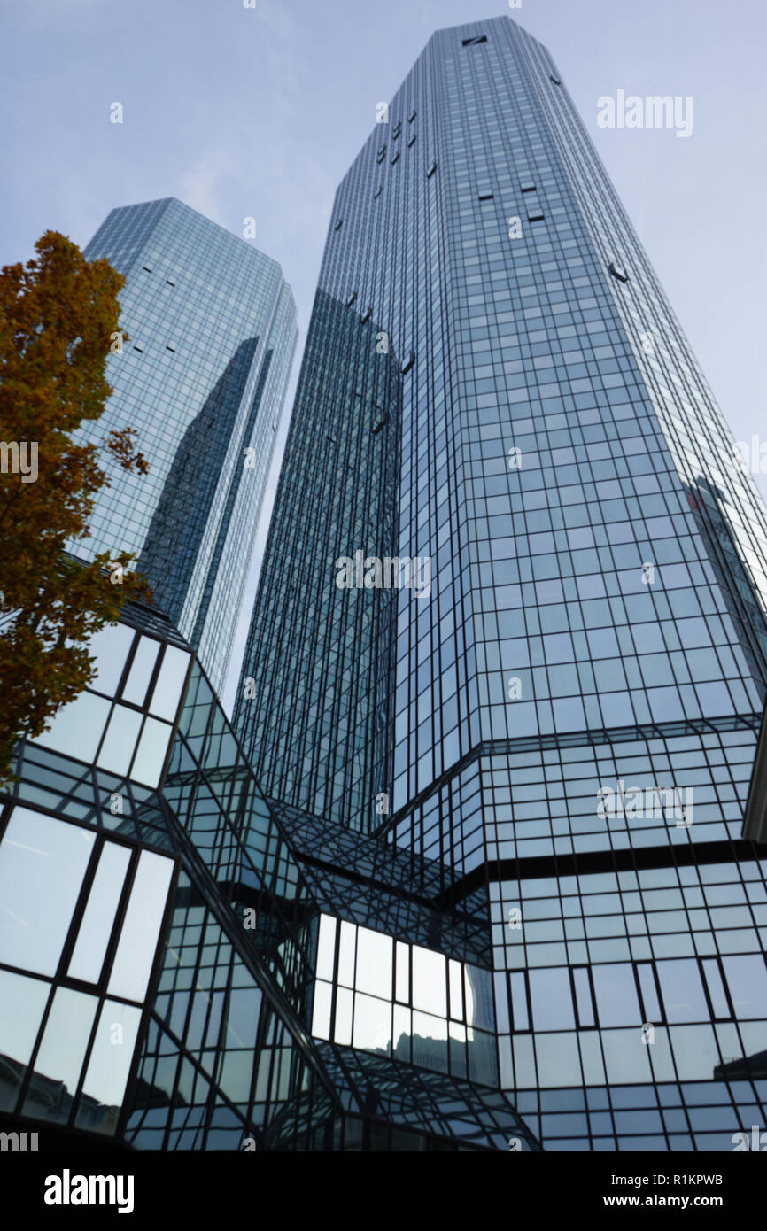 Torres Gemelas de Deutsche Bank, Deutsche-Bank-Hochhaus, gesehen von der Guiollettstraße, Deutsche Bank, Frankfurt, Alemania Foto de stock