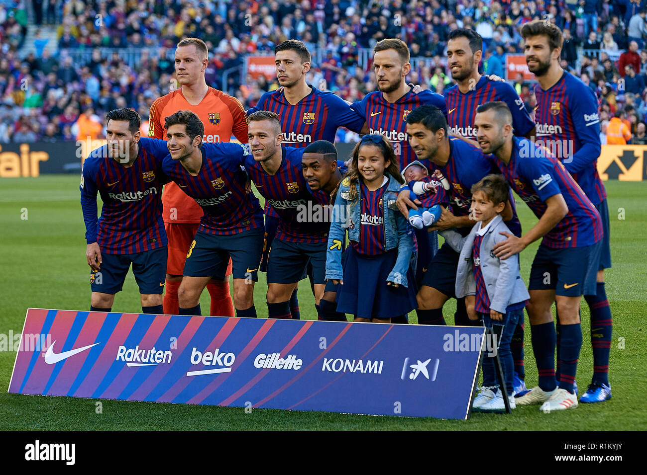 BARCELONA, España - 11 de noviembre: equipo FC Barcelona antes de la línea  de la Liga partido entre el FC Barcelona y Real Betis Balompie en el Camp  Nou el 11 de