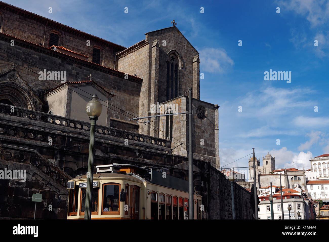 Postal del centro de Porto graníticas viendo la iglesia gótica de San Francisco, la catedral románica, uno de los típicos y viejos tranvías y parte o Foto de stock